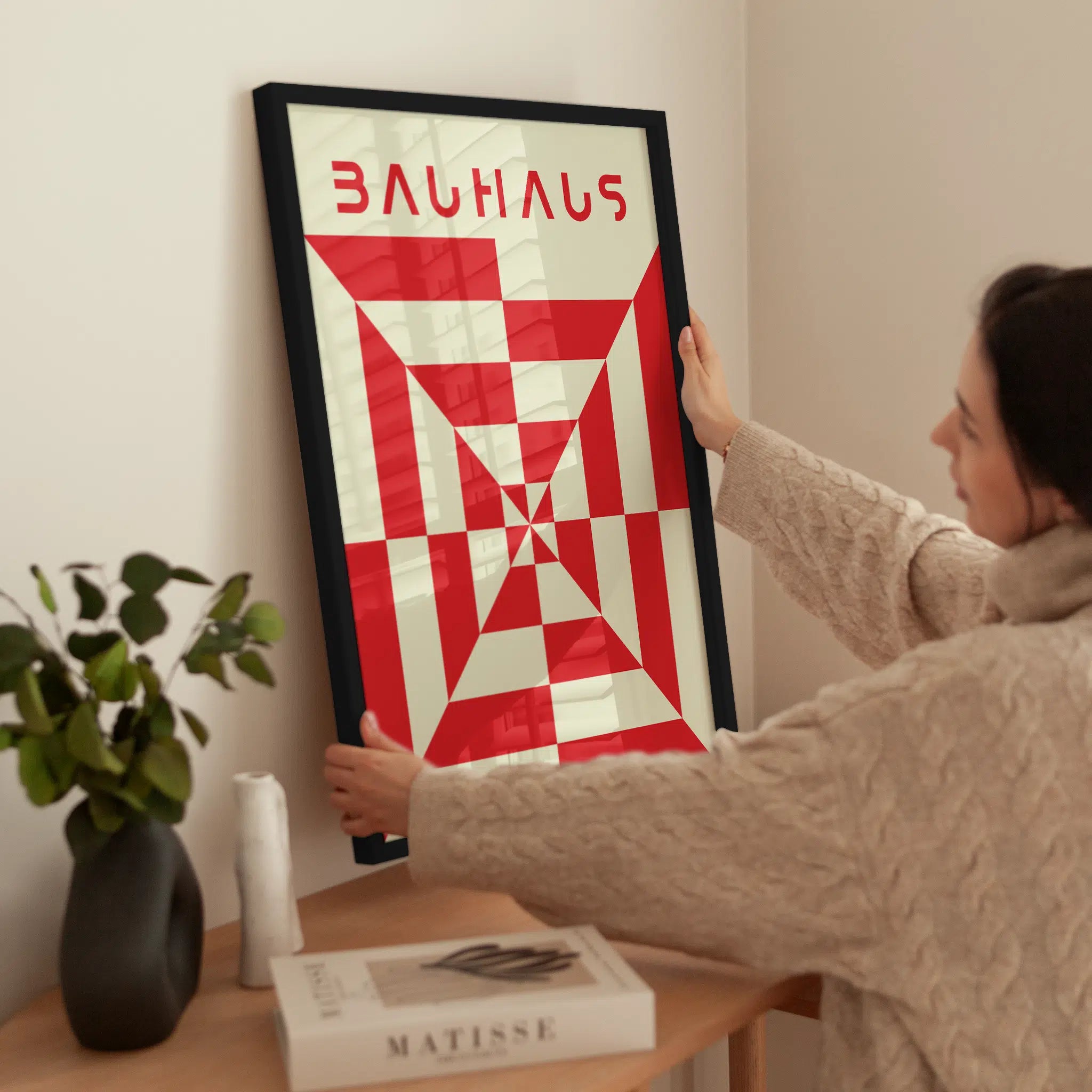 Central Red — Bauhaus wird aufgehängt