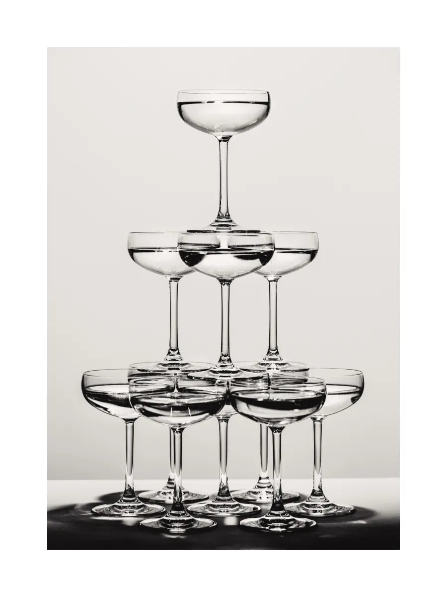 Fotografie eines Champagnerturms aus gestapelten Gläsern.