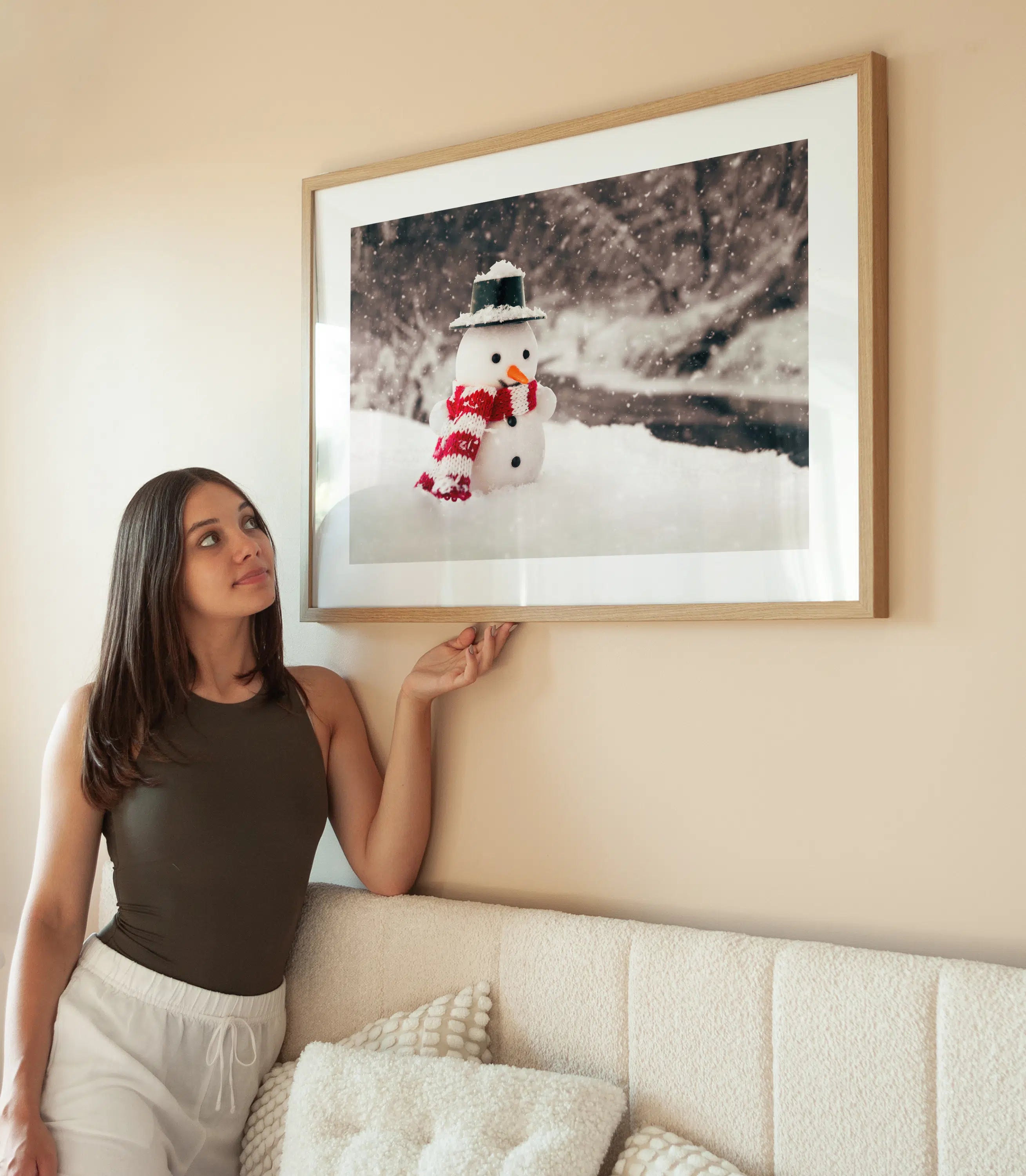 Snowman in Winter wird aufgehängt
