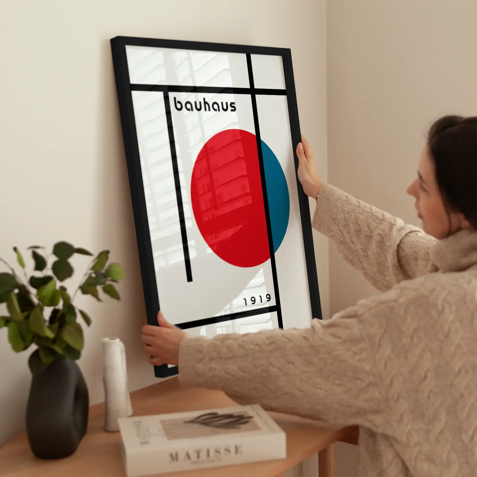 Contrast Red — Bauhaus 1919 wird aufgehängt