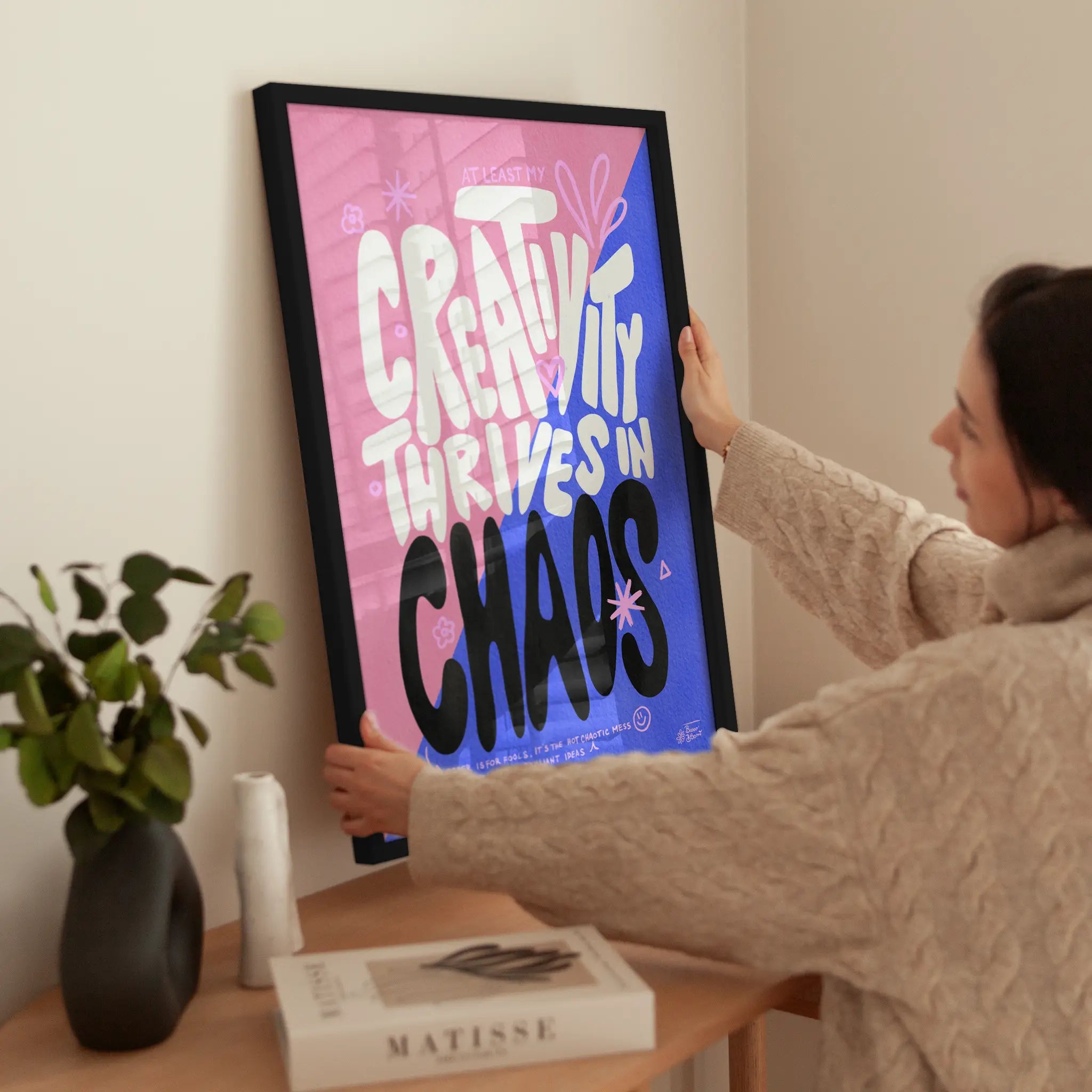Creativity Thrives in Chaos wird aufgehängt
