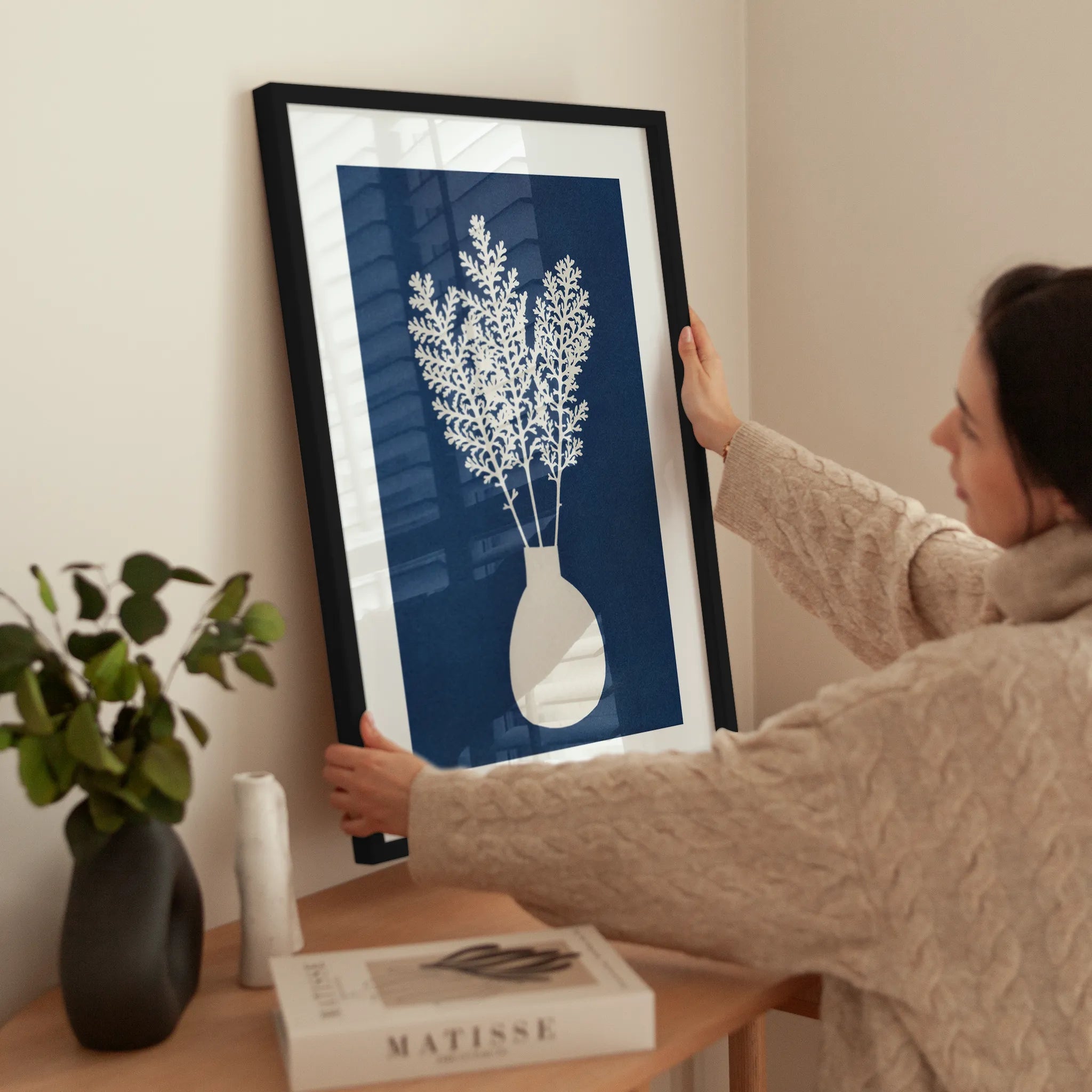 Cyanotype Botanical wird aufgehängt
