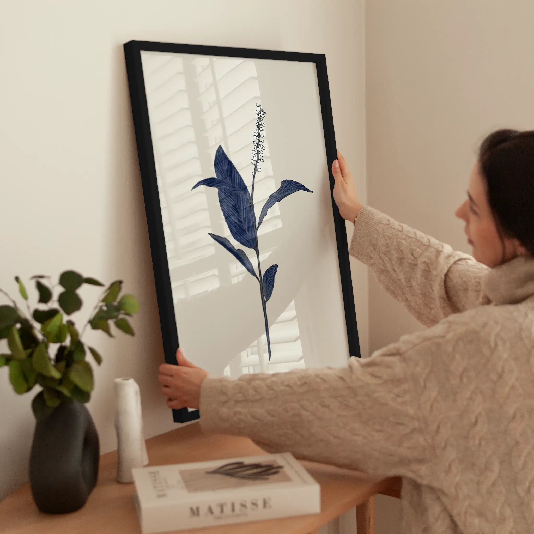 Dark Blue Botanical wird aufgehängt