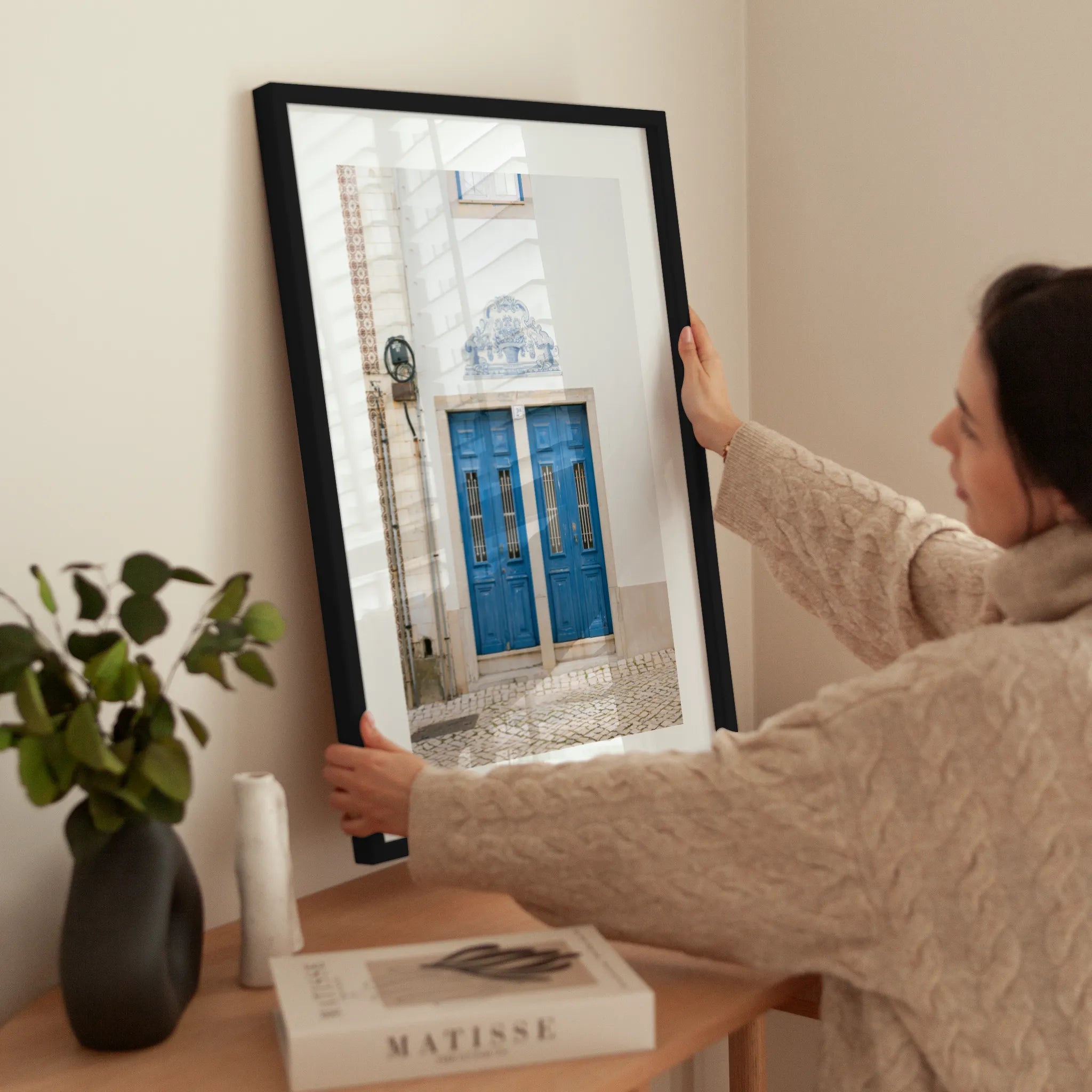 Double Blue Door wird aufgehängt