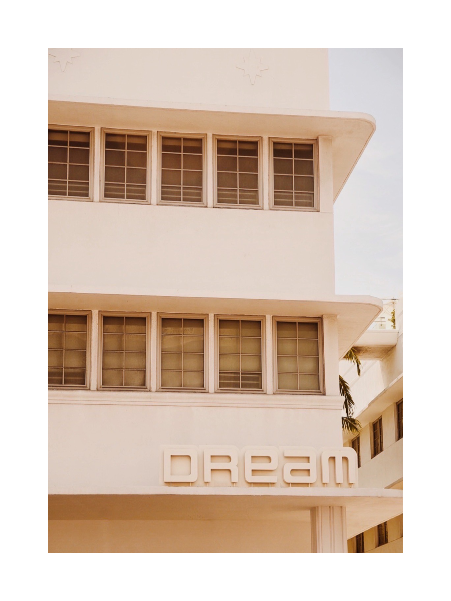 Fotografie eines modernen Gebäudes mit dem Wort „Dream“ in großen Buchstaben.