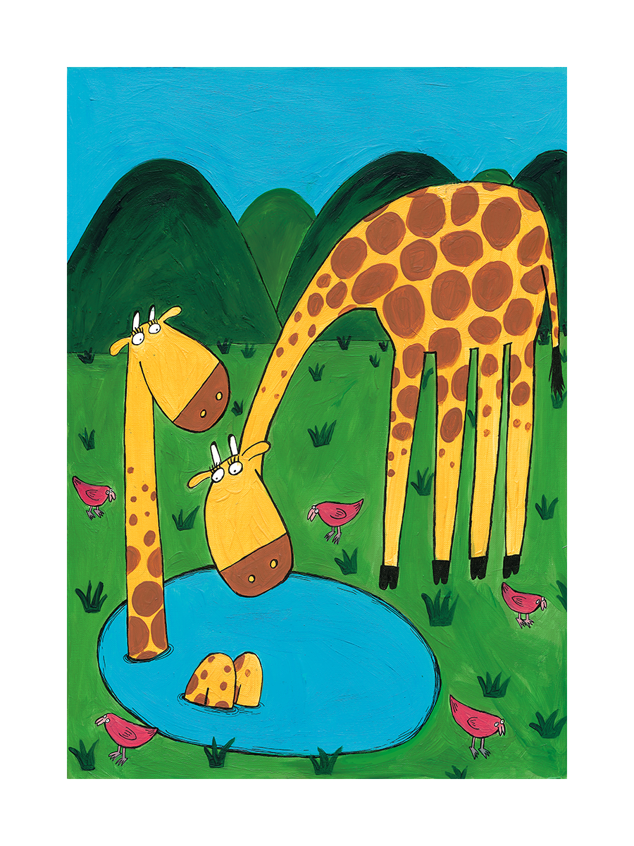 Zwei Giraffen stehen in einem Teich, umgeben von grünen Hügeln und rosa Vögeln.