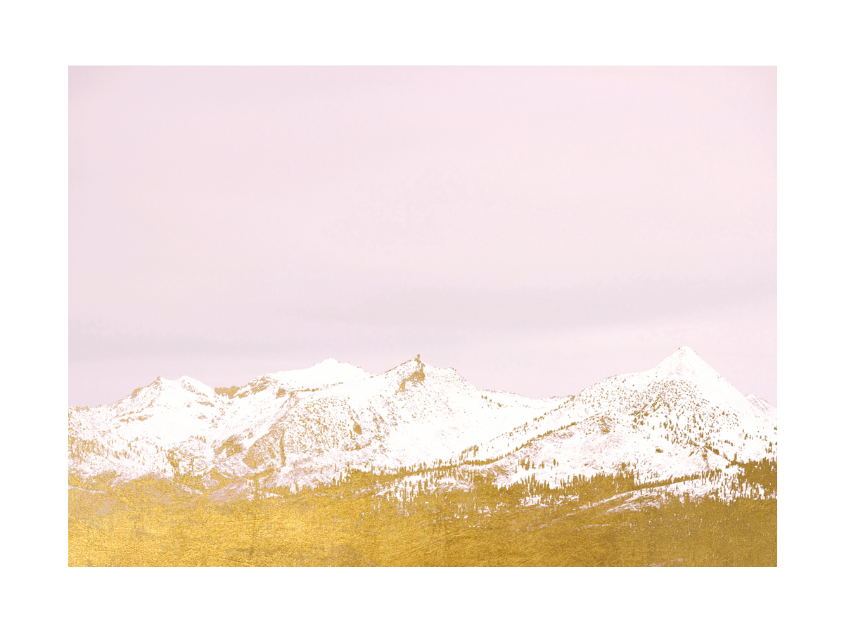 Poster mit verschneiten Bergen und einem rosa Himmel mit goldener Landschaft.
