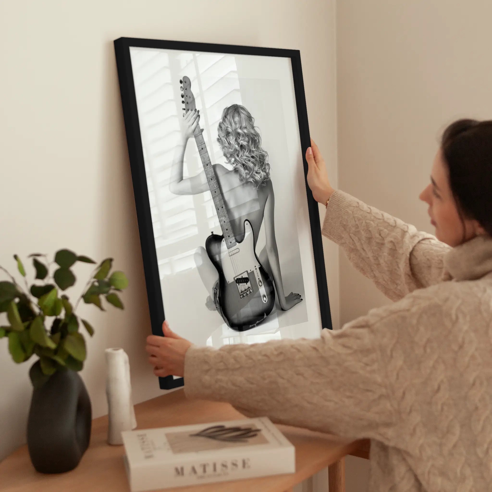 Guitar Girl No1 wird aufgehängt