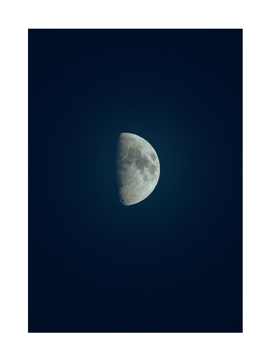 Fotografie eines Halbmondes vor einem dunklen Himmel.