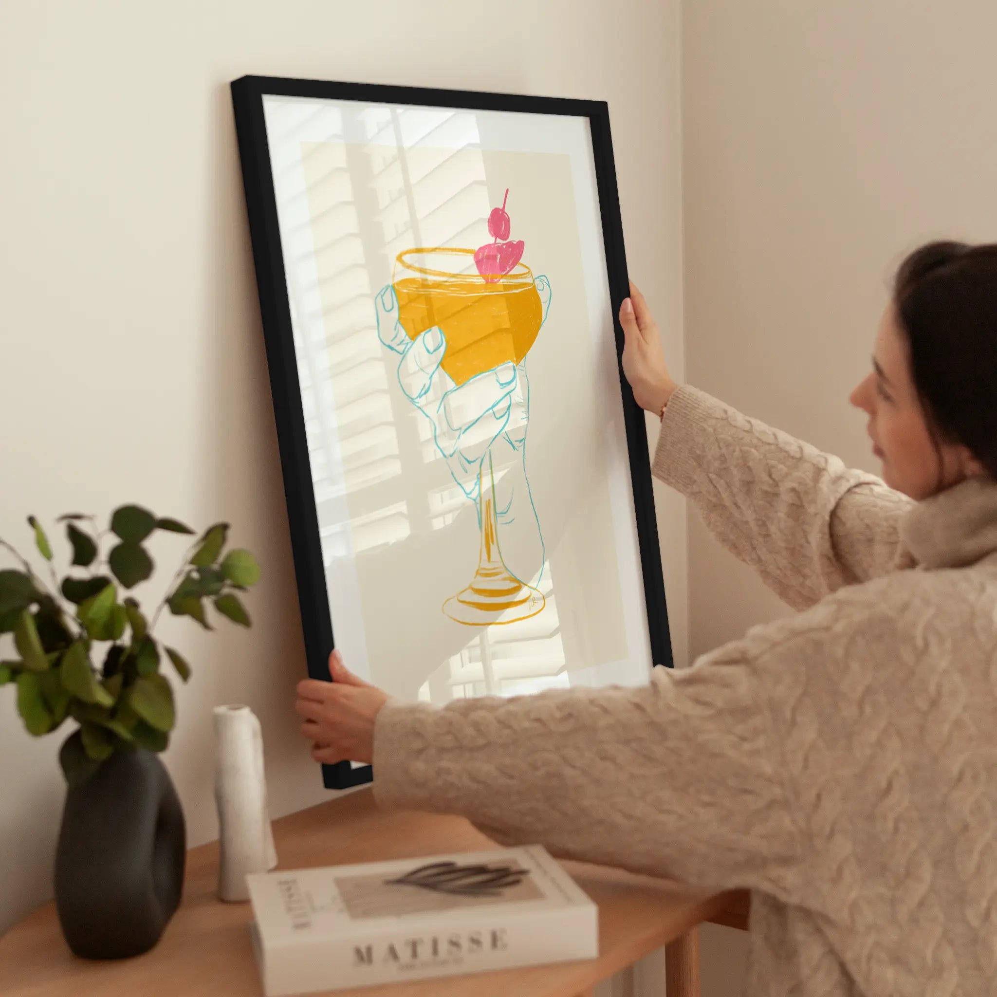 Hand Holding a Cocktail wird aufgehängt