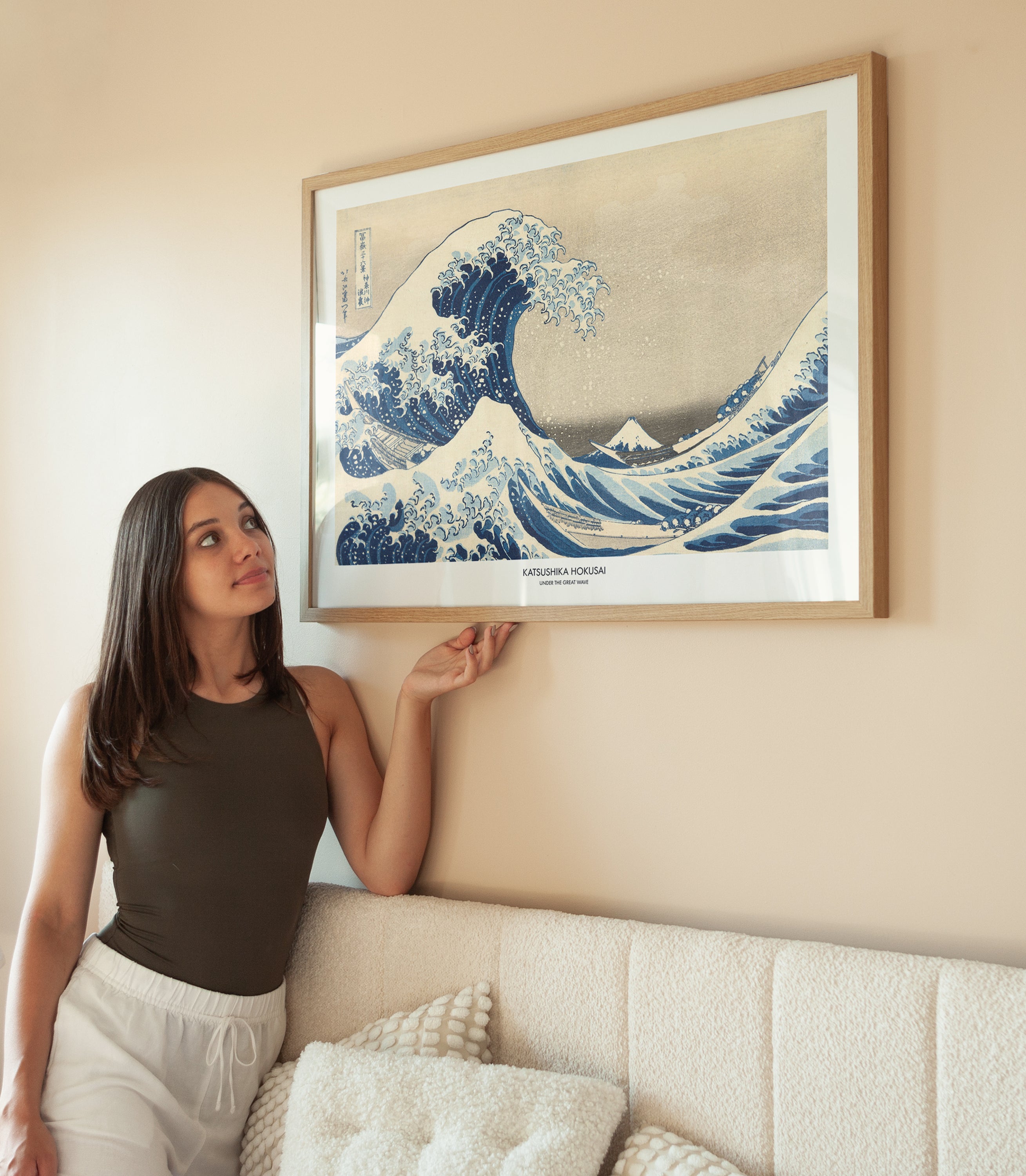 The Great Wave Off Kanagawa wird aufgehängt
