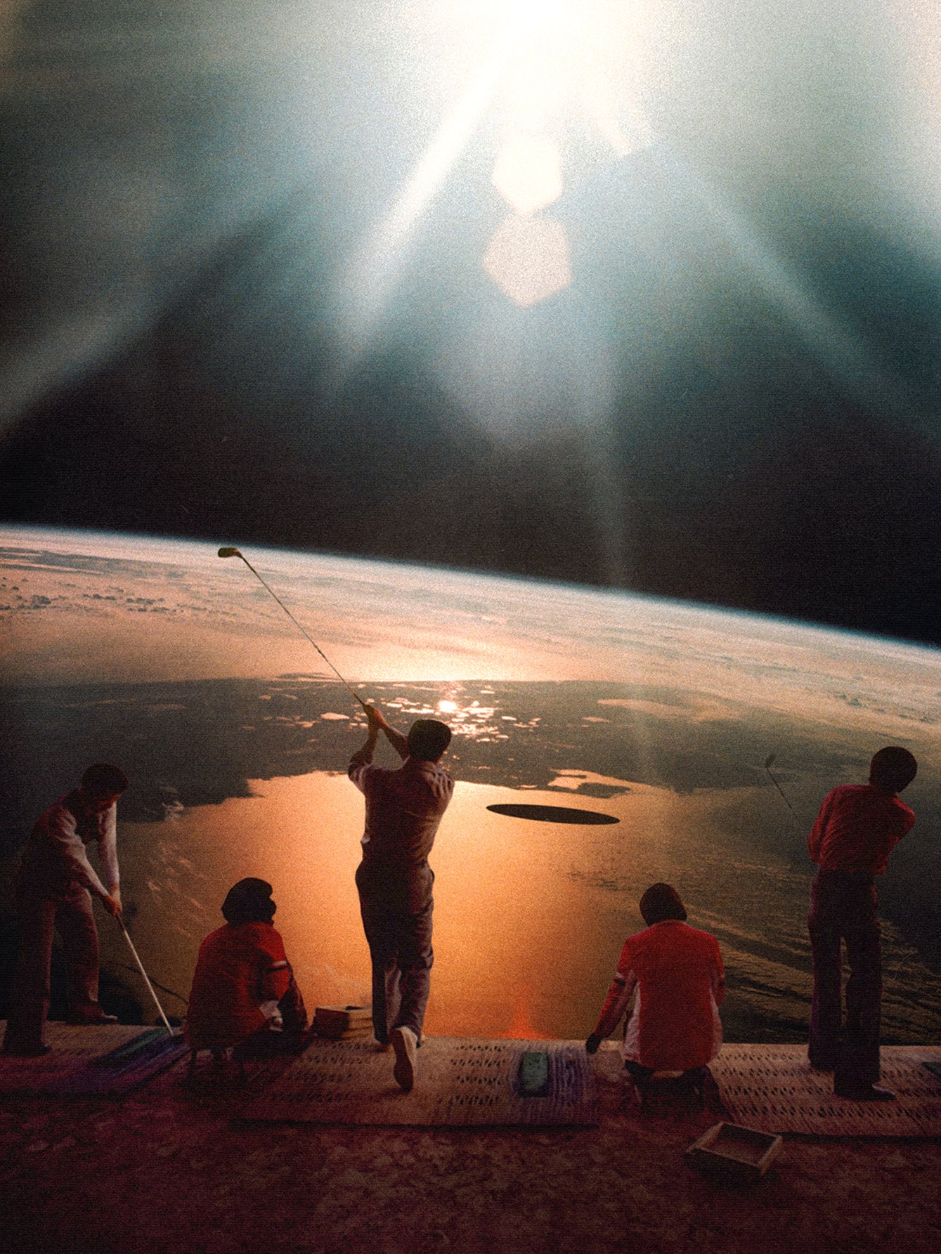 Surrealistisches Fotoposter von Menschen, die auf dem Mond Golf spielen und auf die Erde blicken.
