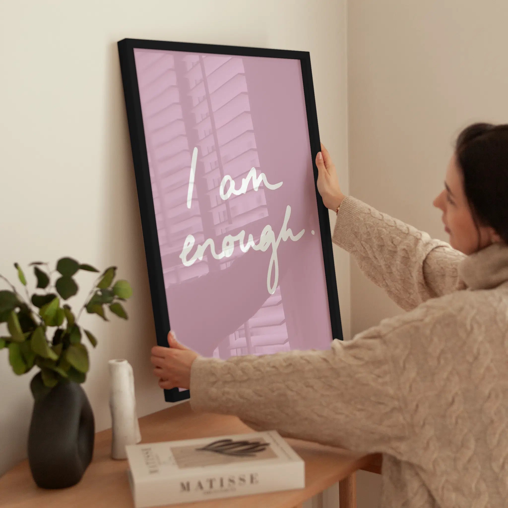 I Am Enough wird aufgehängt