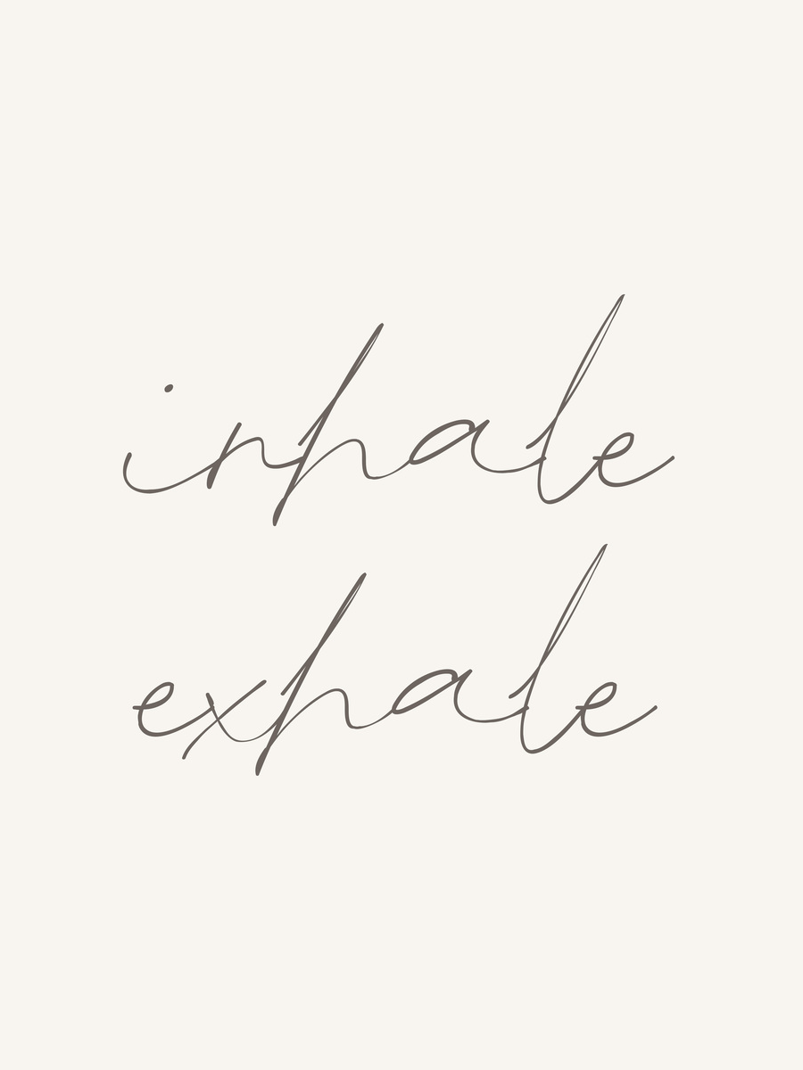 Poster mit dem Zitat „Inhale, exhale“ in grauer Handschrift auf beigem Hintergrund.