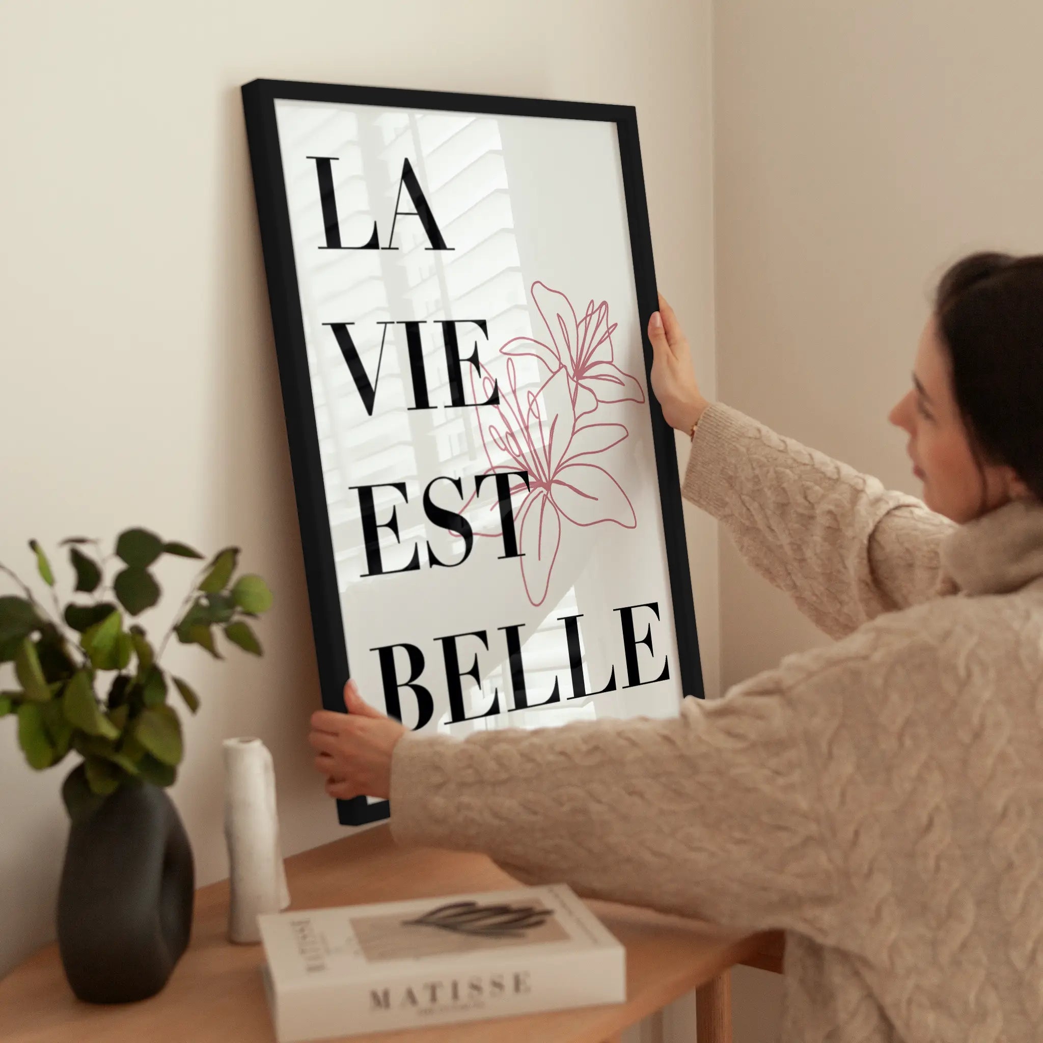 La Vie Est Belle wird aufgehängt