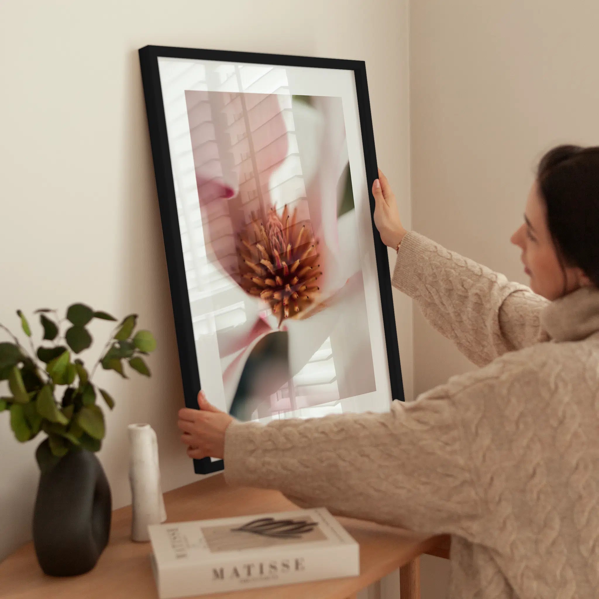Magnolia Blossom Close Up wird aufgehängt