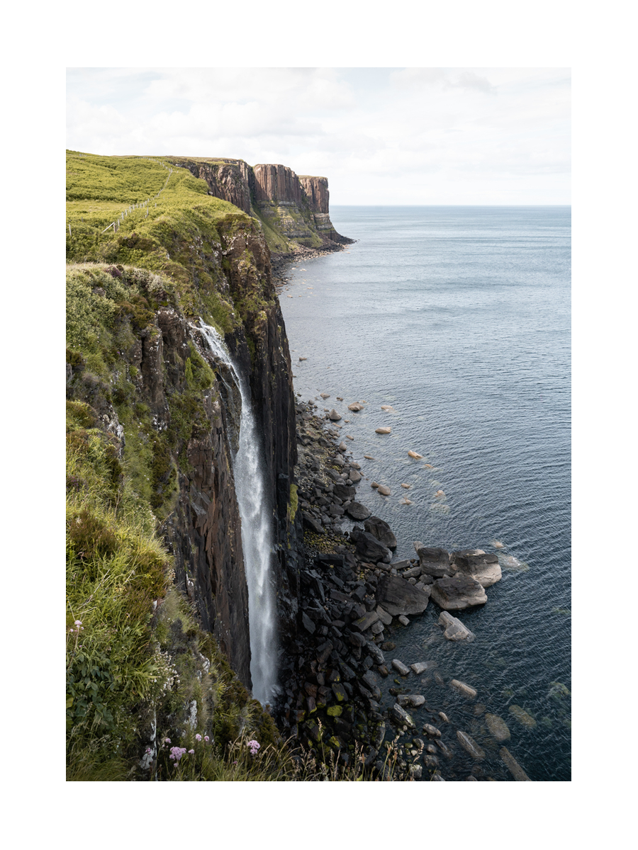 Fotografie des Mealt Wasserfalls auf der Isle of Skye mit Klippen und Meer.
