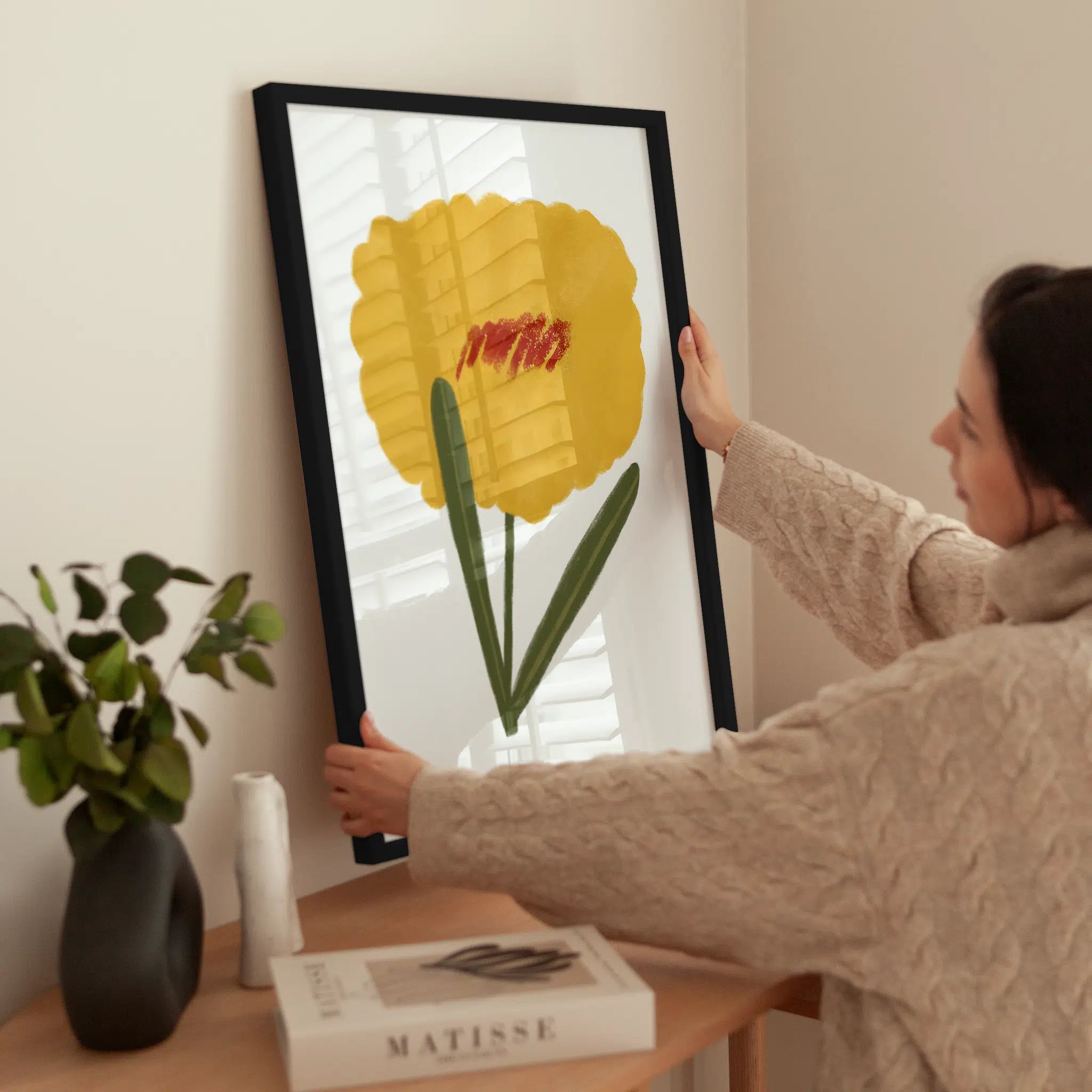 Modern Yellow Flower wird aufgehängt