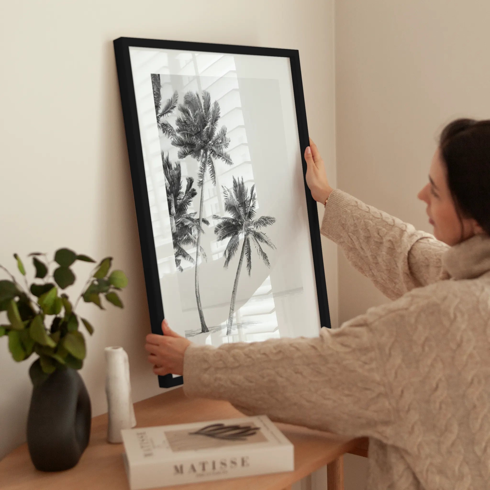 Monochrome Palms wird aufgehängt