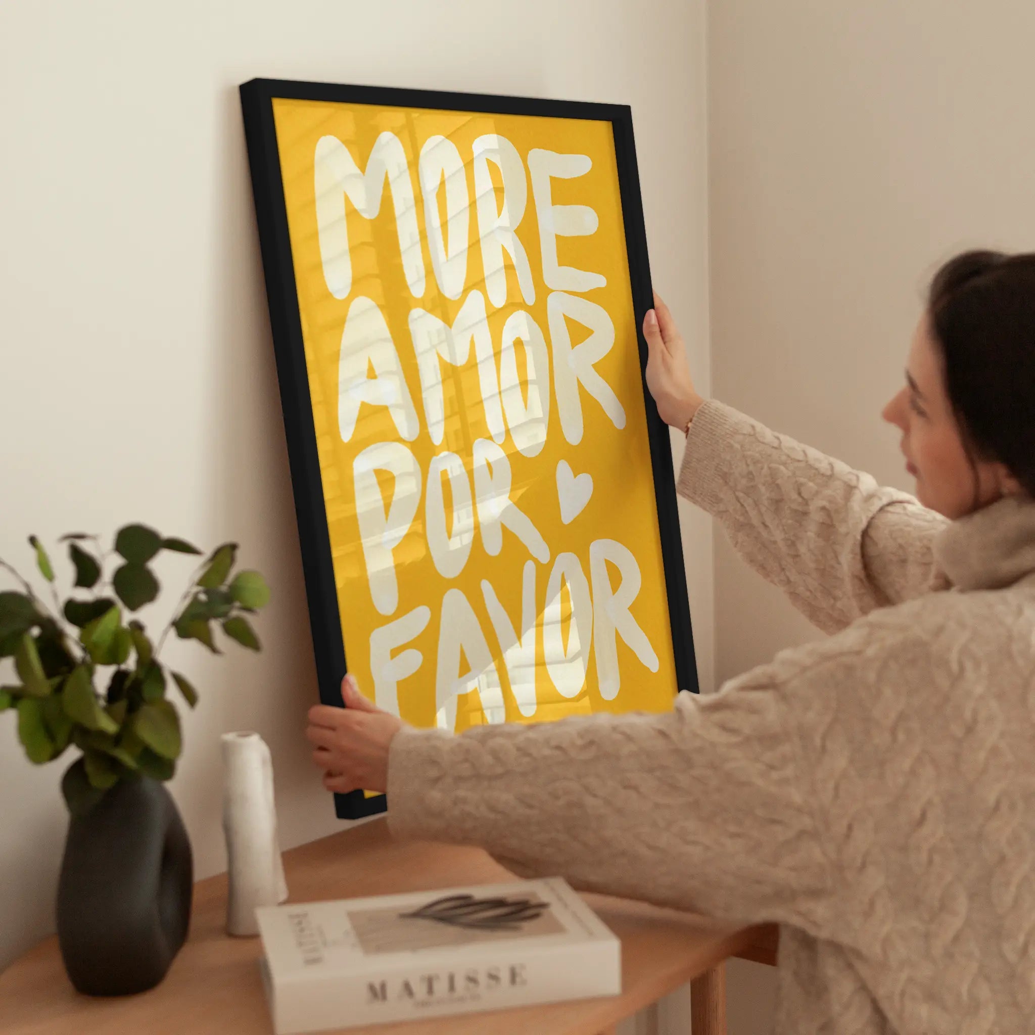 More Amor Por Favor Yellow wird aufgehängt