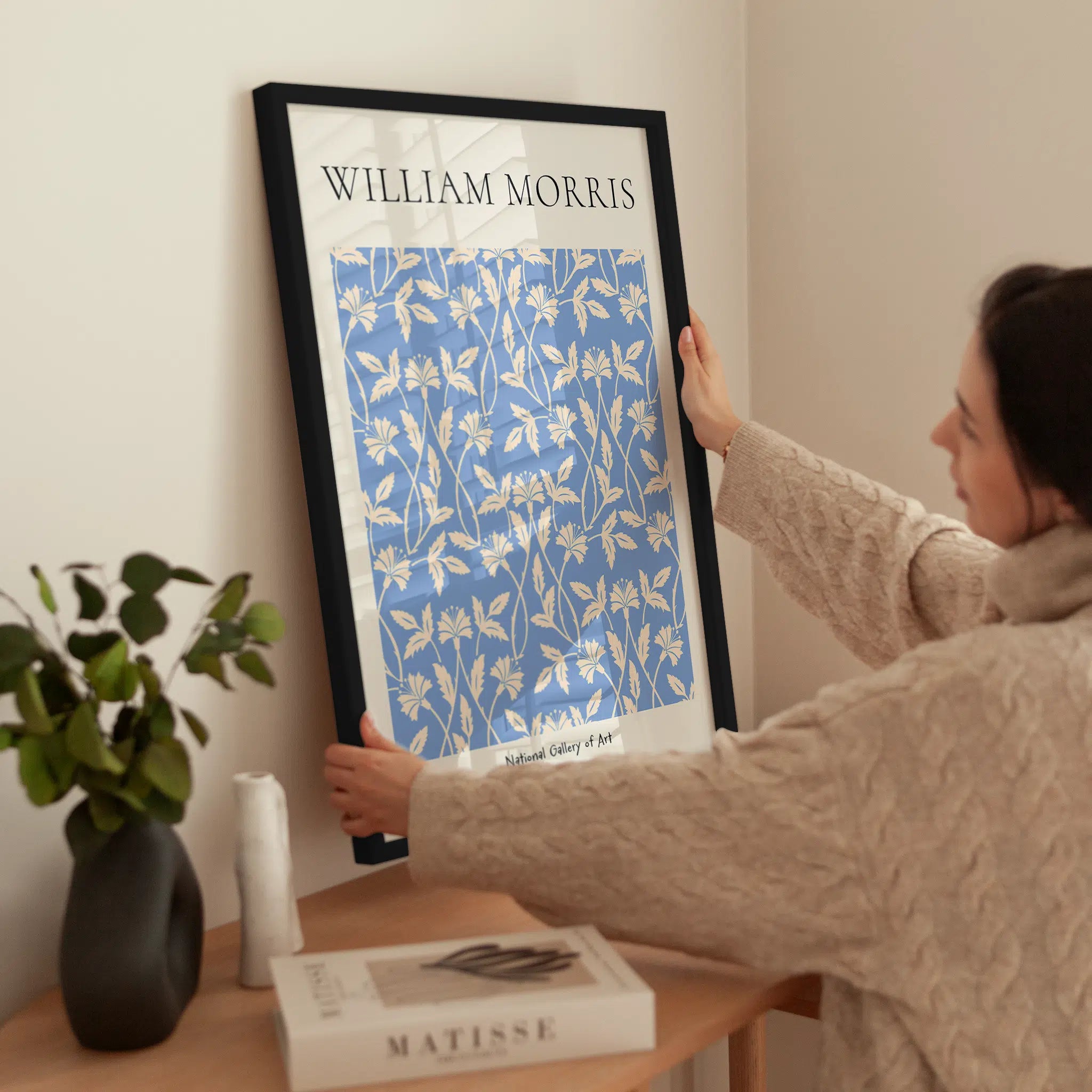 Morris — Blue Vine Flowers wird aufgehängt