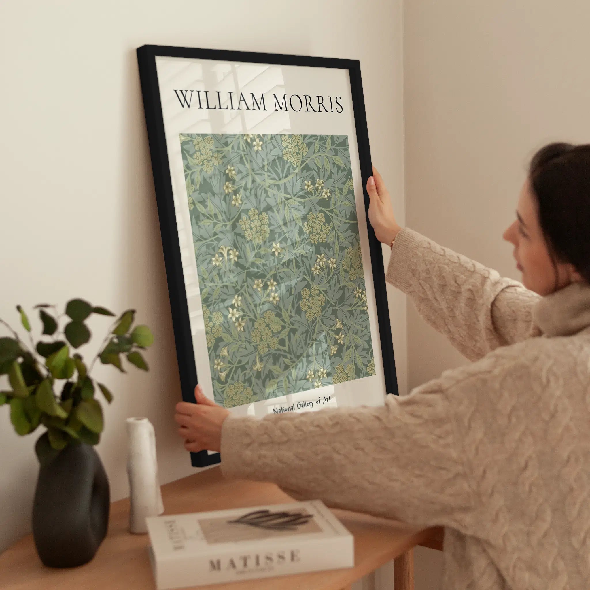 Morris — Green Floral Pattern wird aufgehängt