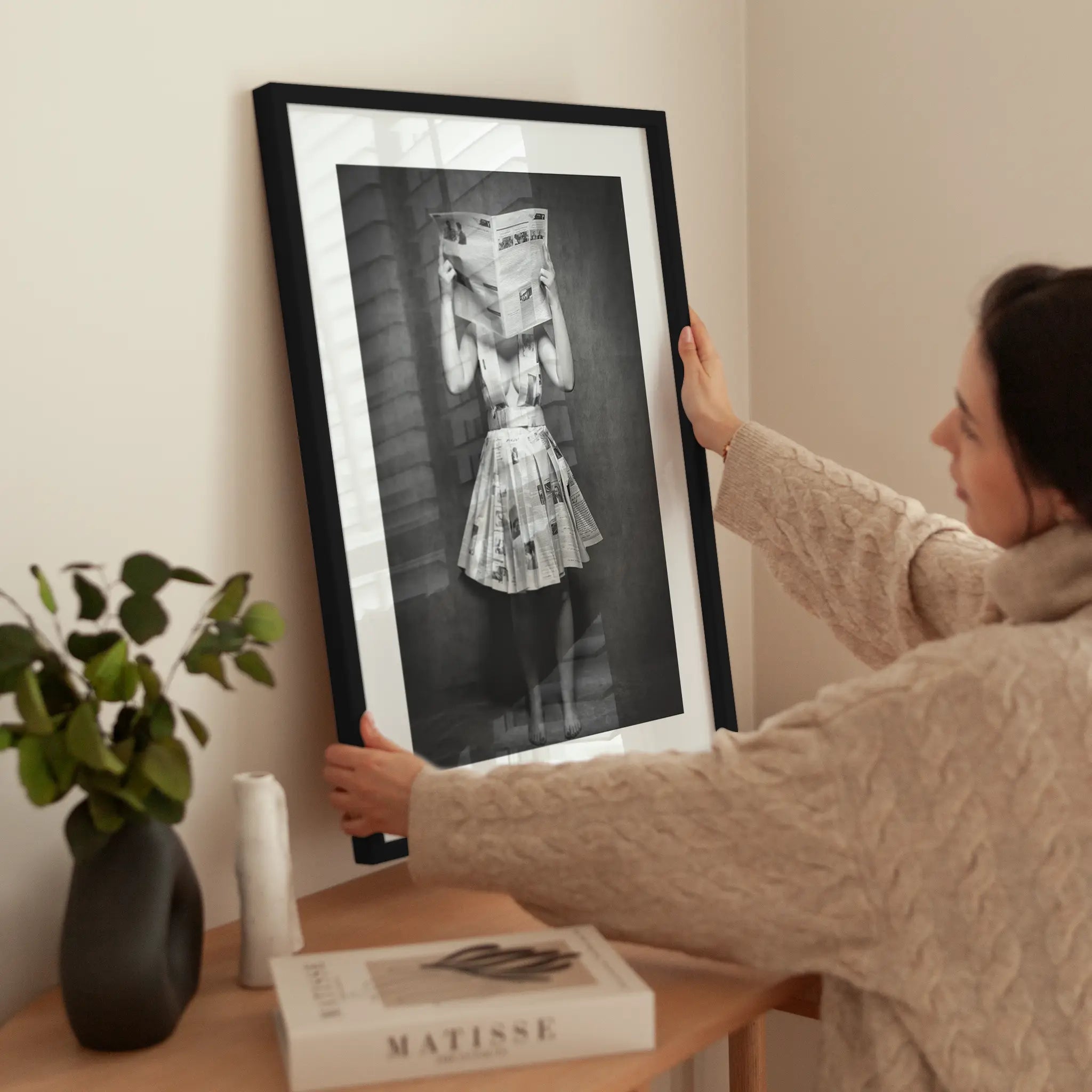 Newspaper Dress wird aufgehängt
