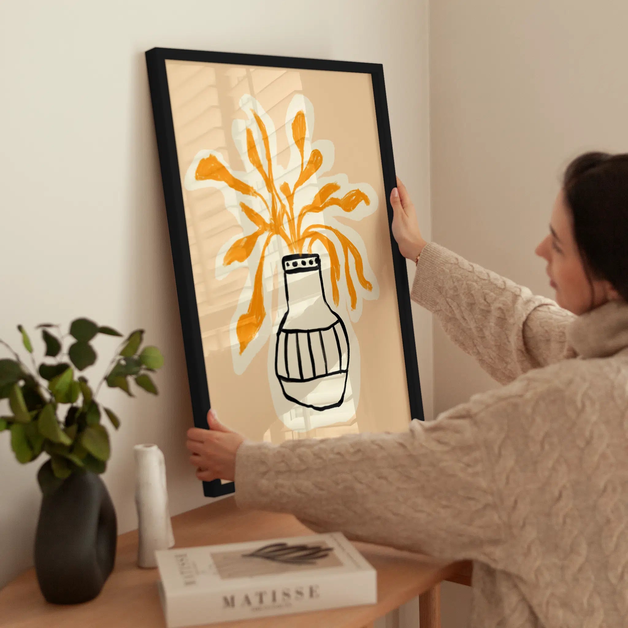 Orange Flowers in a Vase wird aufgehängt