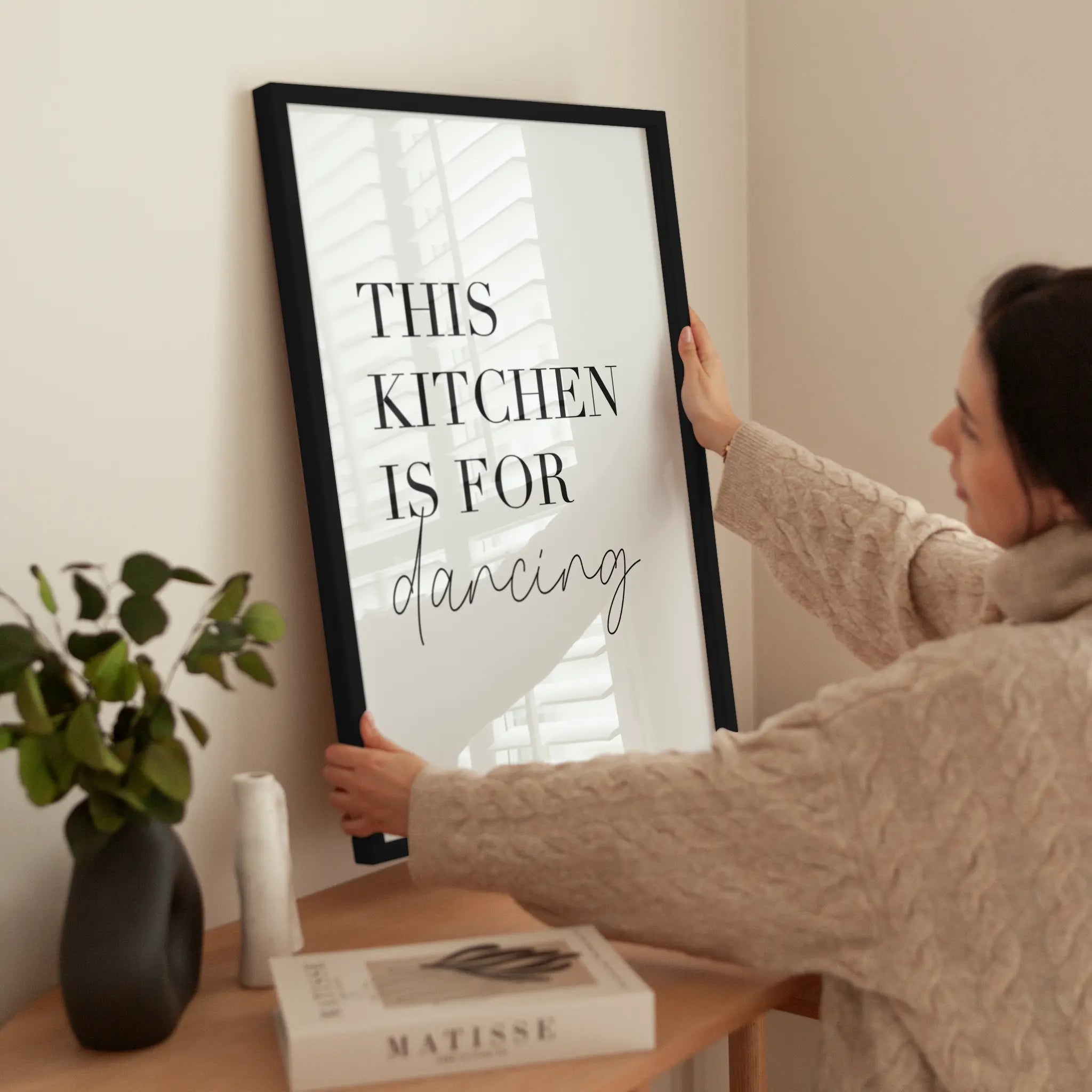 This Kitchen Is For Dancing wird aufgehängt