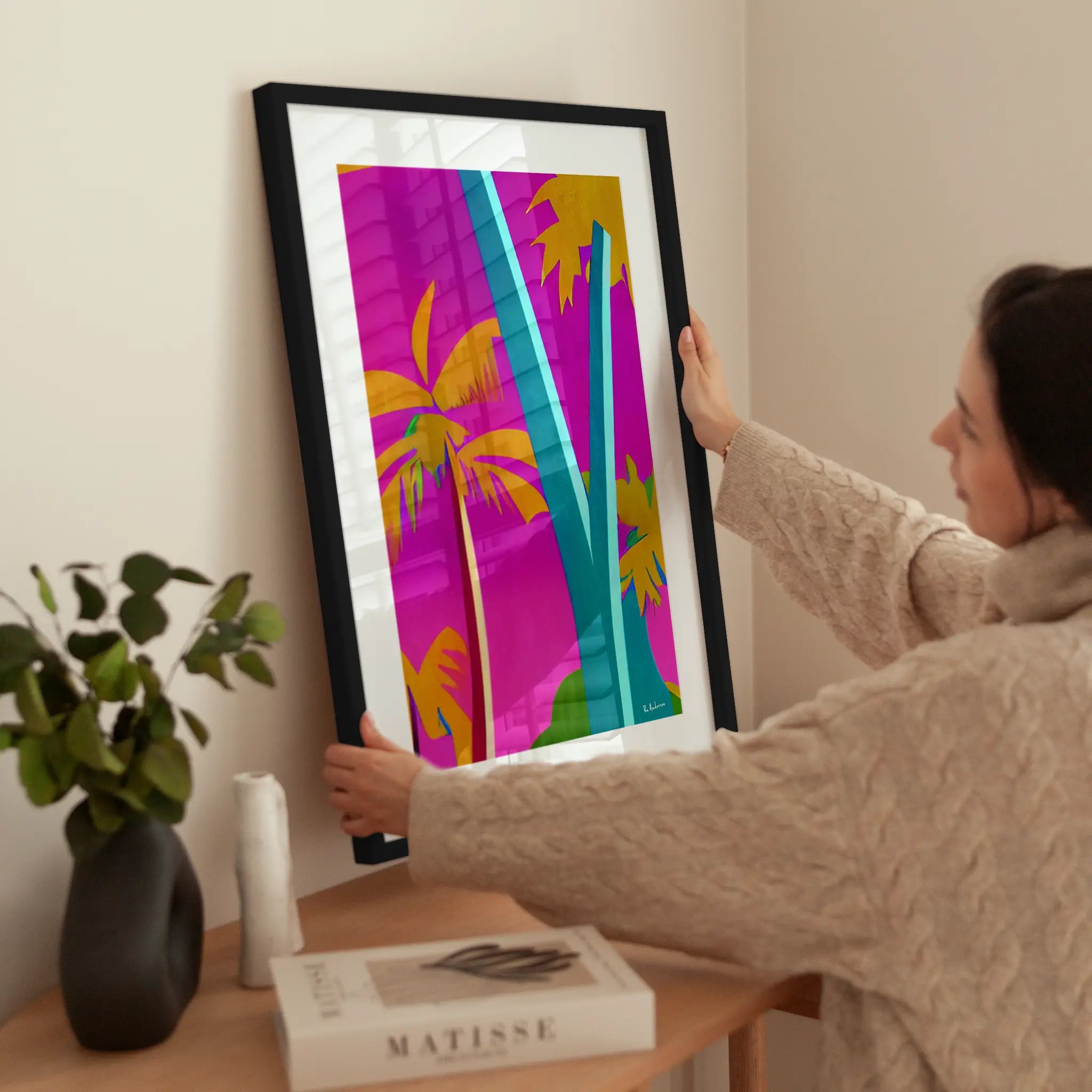 Papercut Palm Trees wird aufgehängt