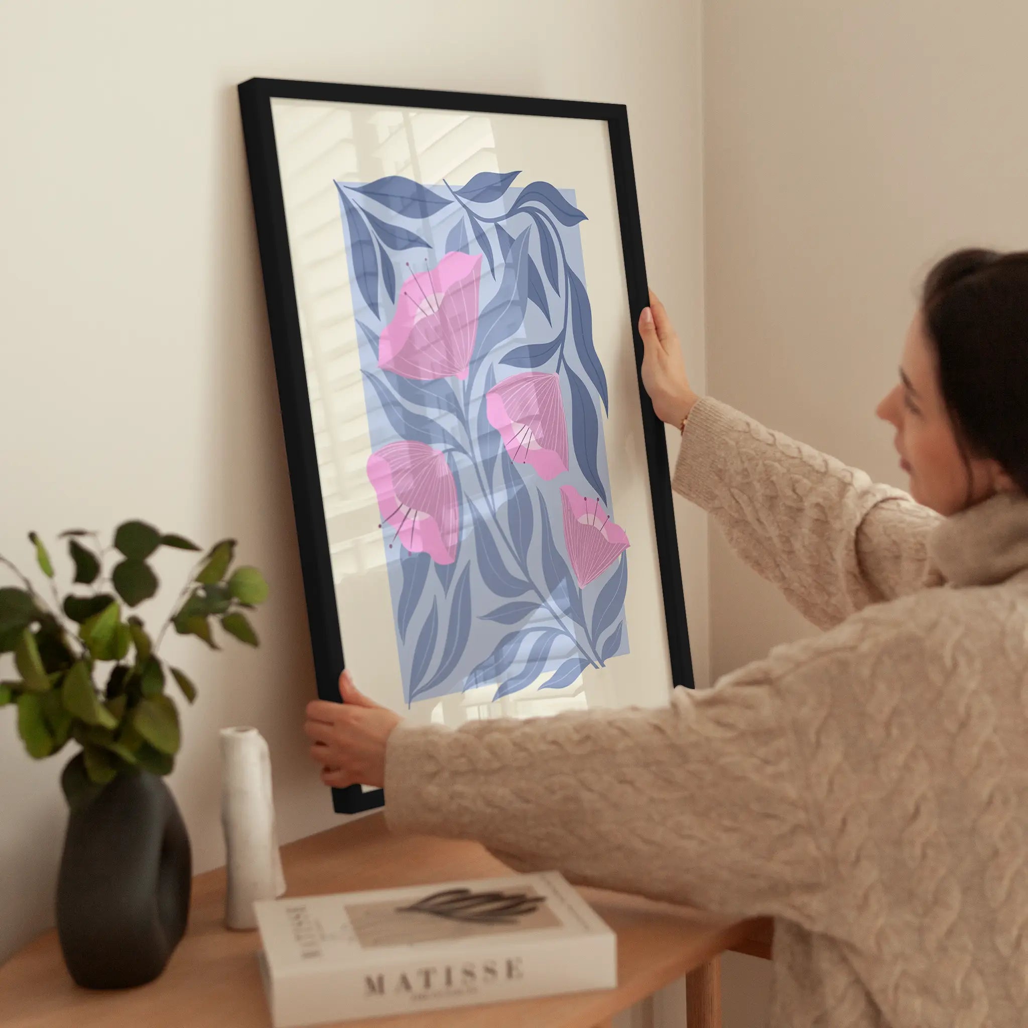 Graphic Pink Flowers wird aufgehängt