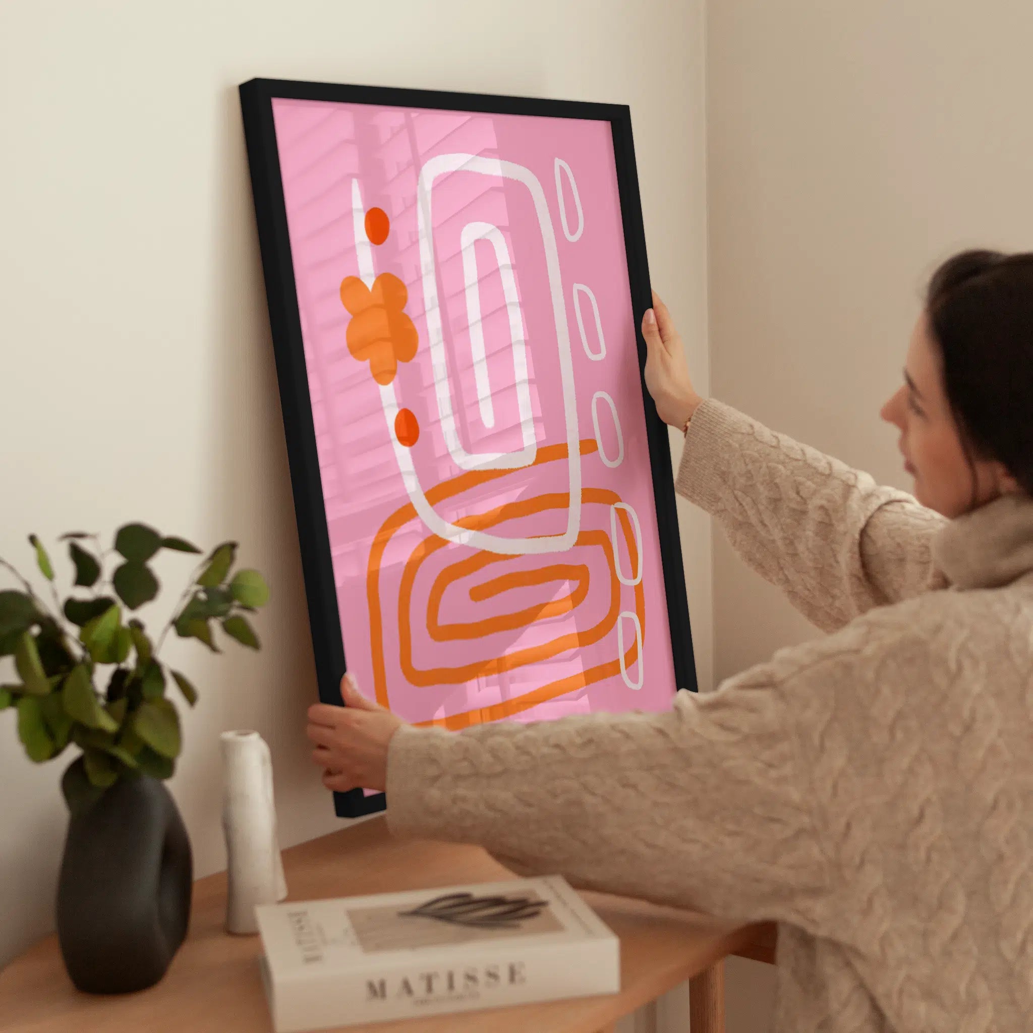 Pink Abstract wird aufgehängt