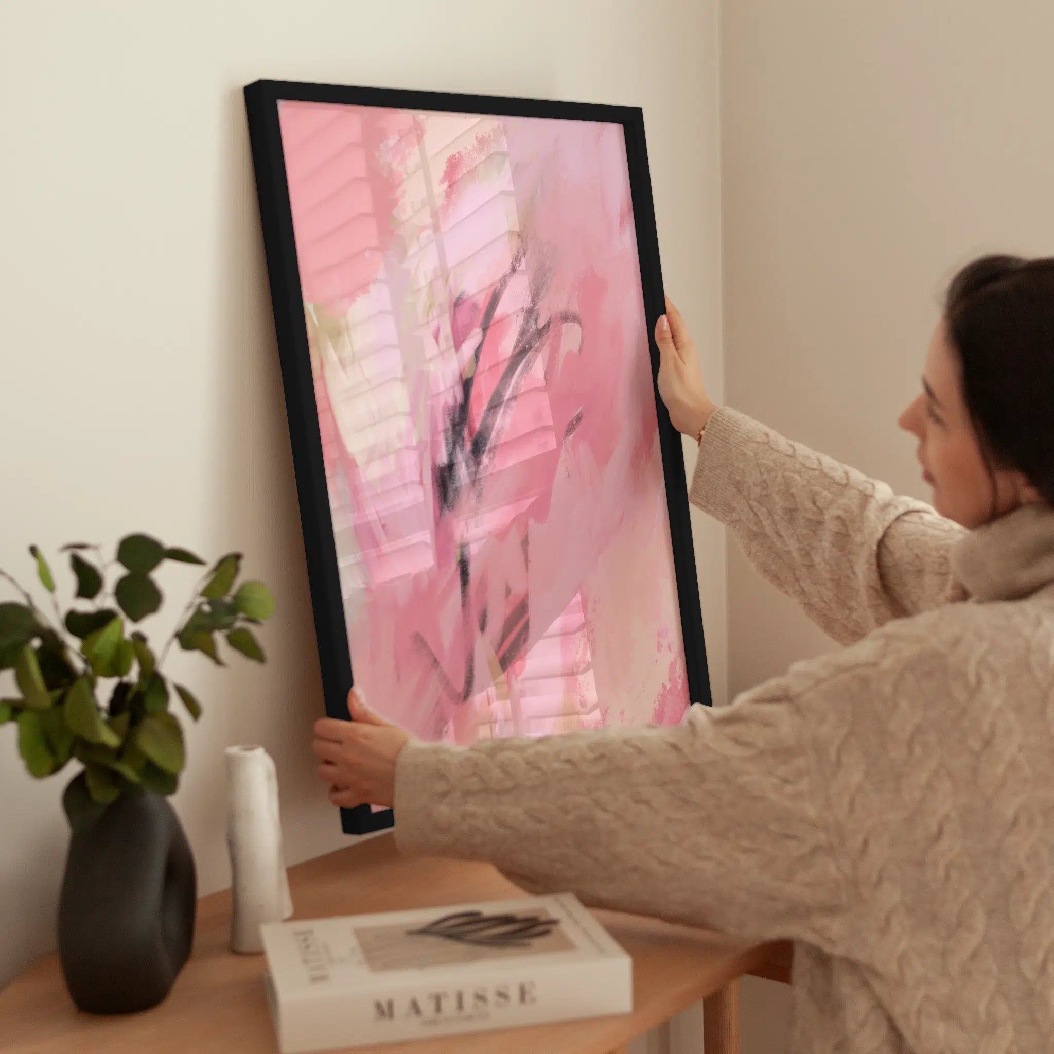 Pink Abstract Painting wird aufgehängt