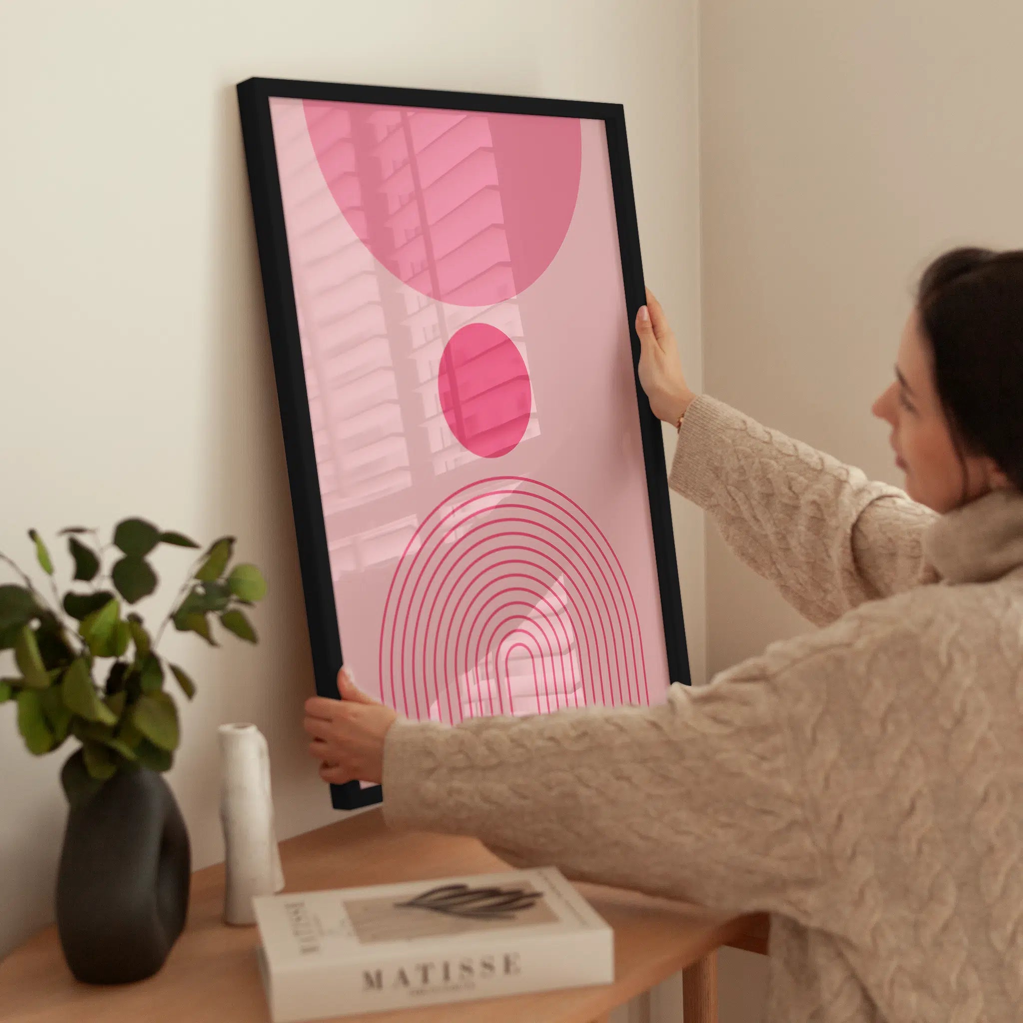 Pink Graphic Abstrakt No2 wird aufgehängt