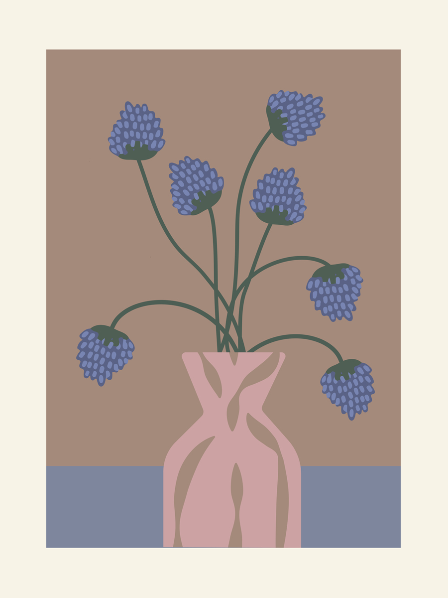 Illustration von lila Blumen in einer rosa Vase vor einem braunen Hintergrund.