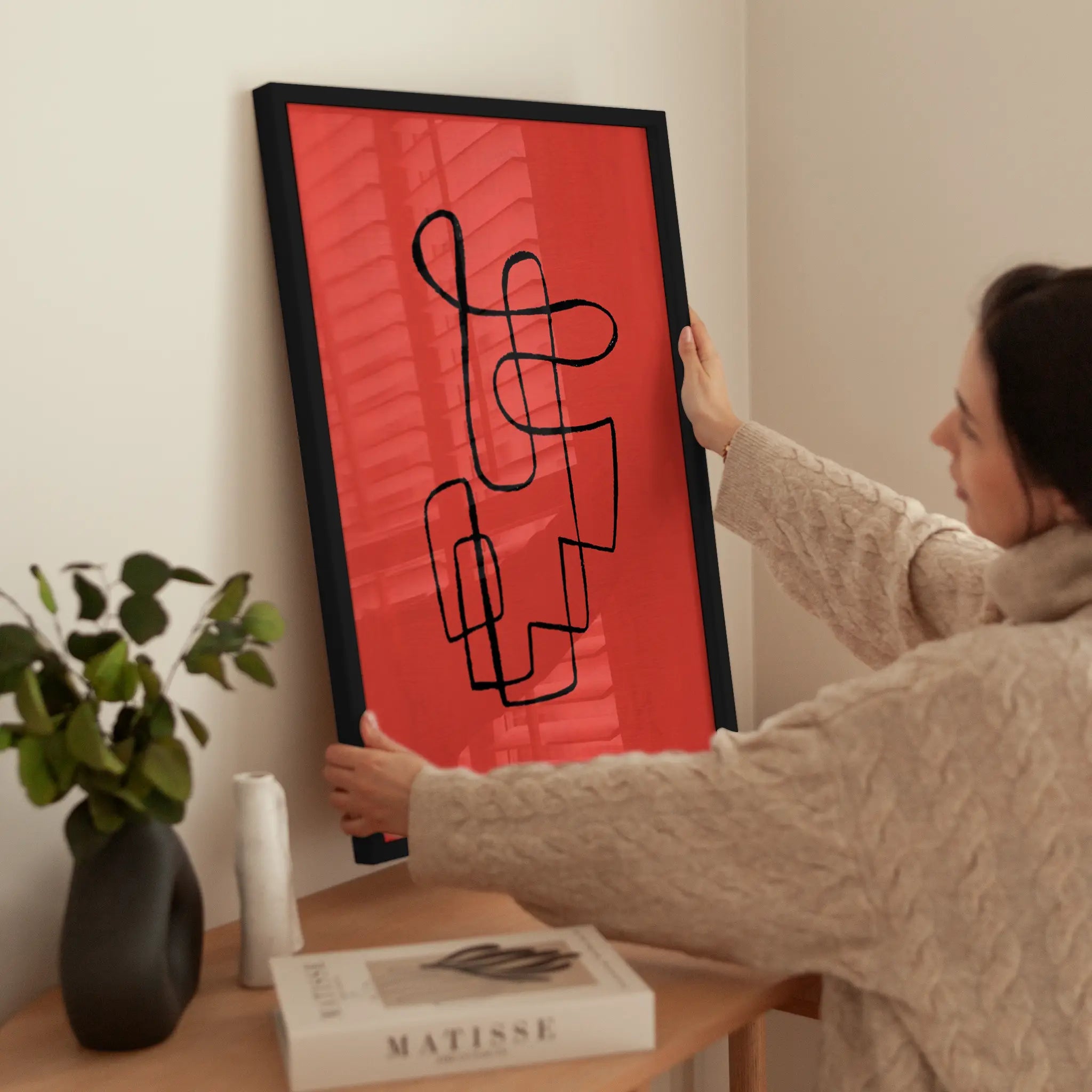 Red Abstract wird aufgehängt