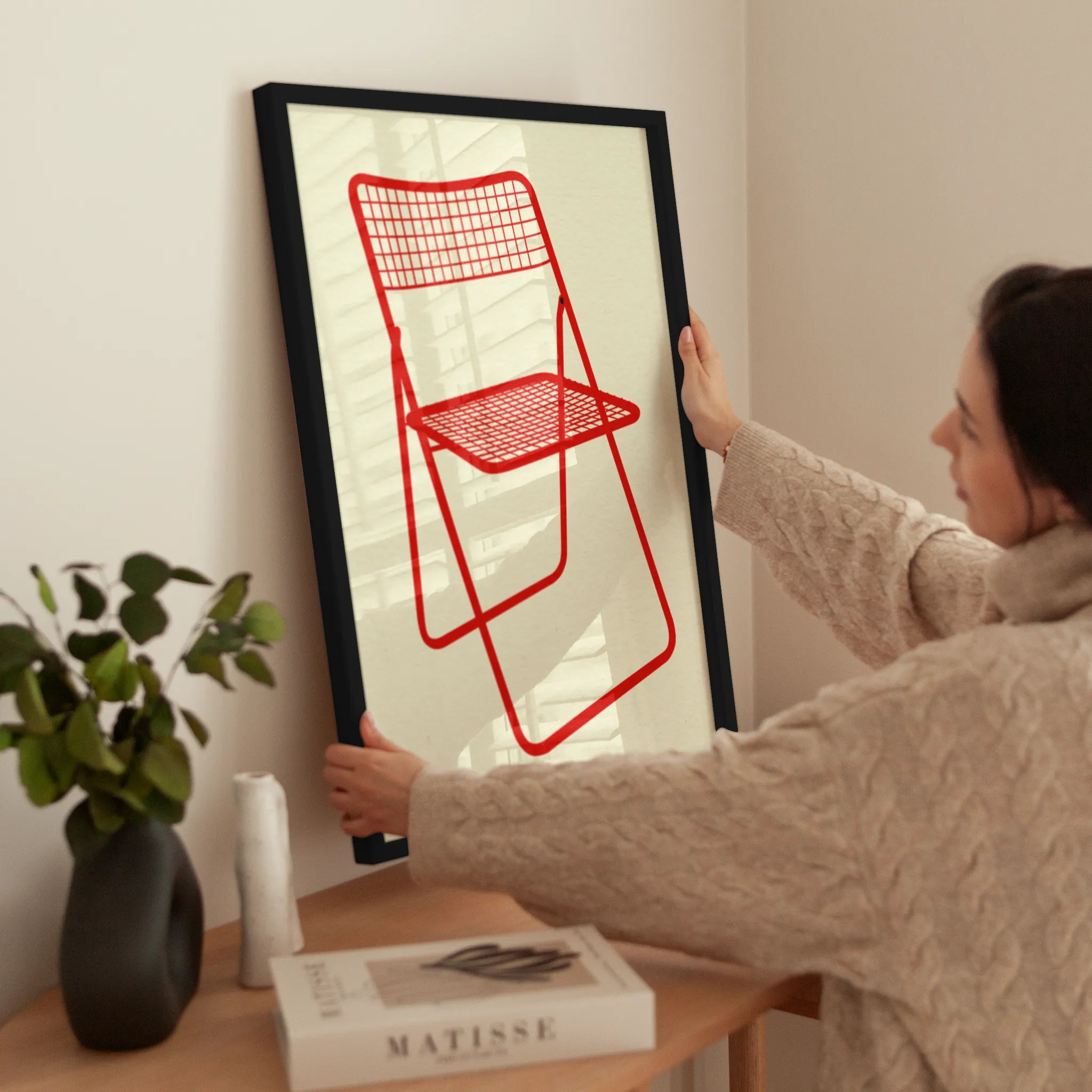 Red Chair Art wird aufgehängt