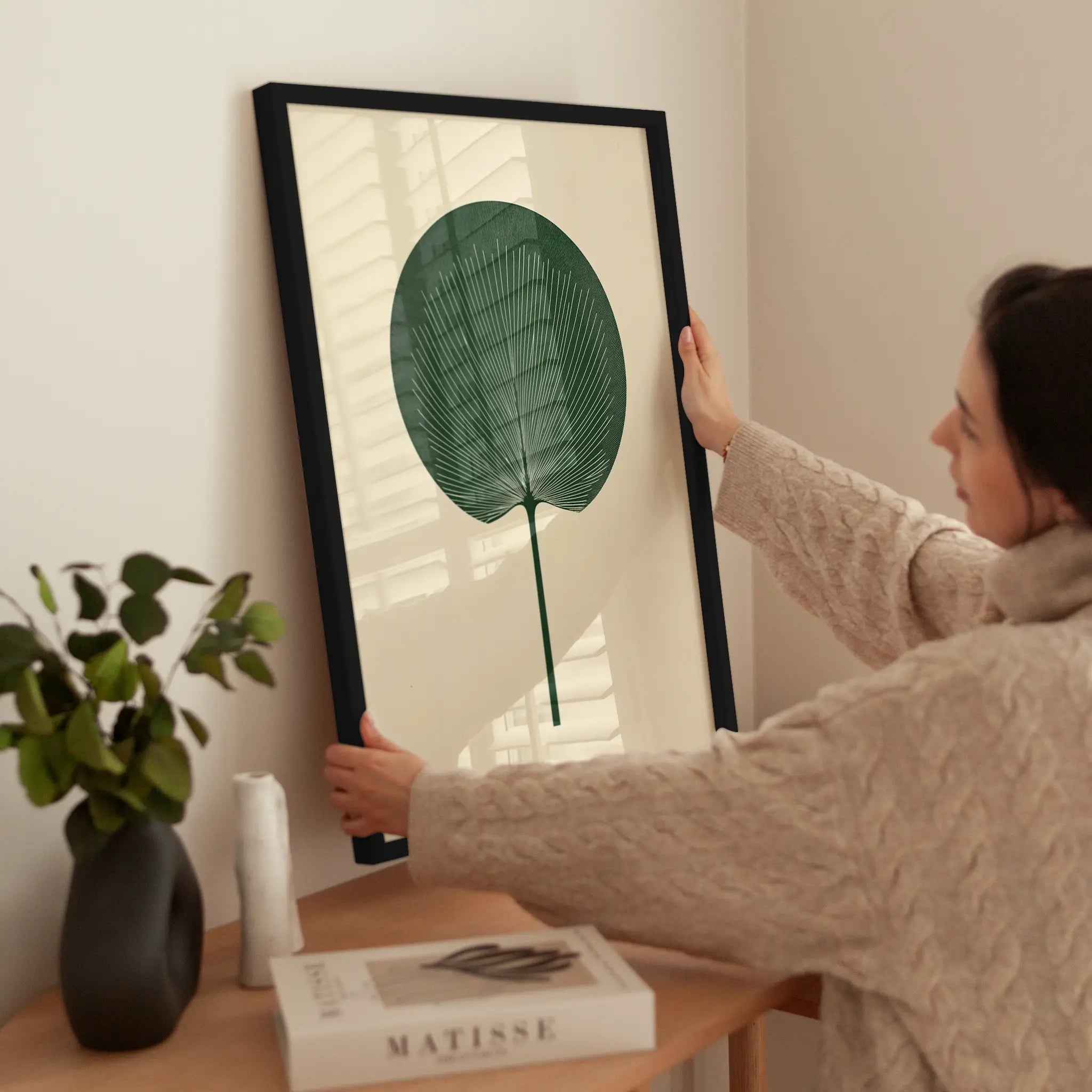 Round Botanical wird aufgehängt