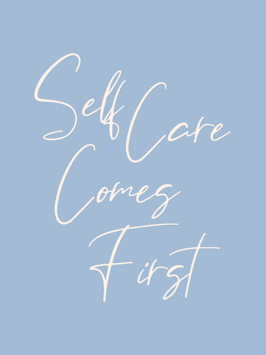 Zitatposter mit dem Text "Self care comes first" in Weiß auf hellblauem Hintergrund.