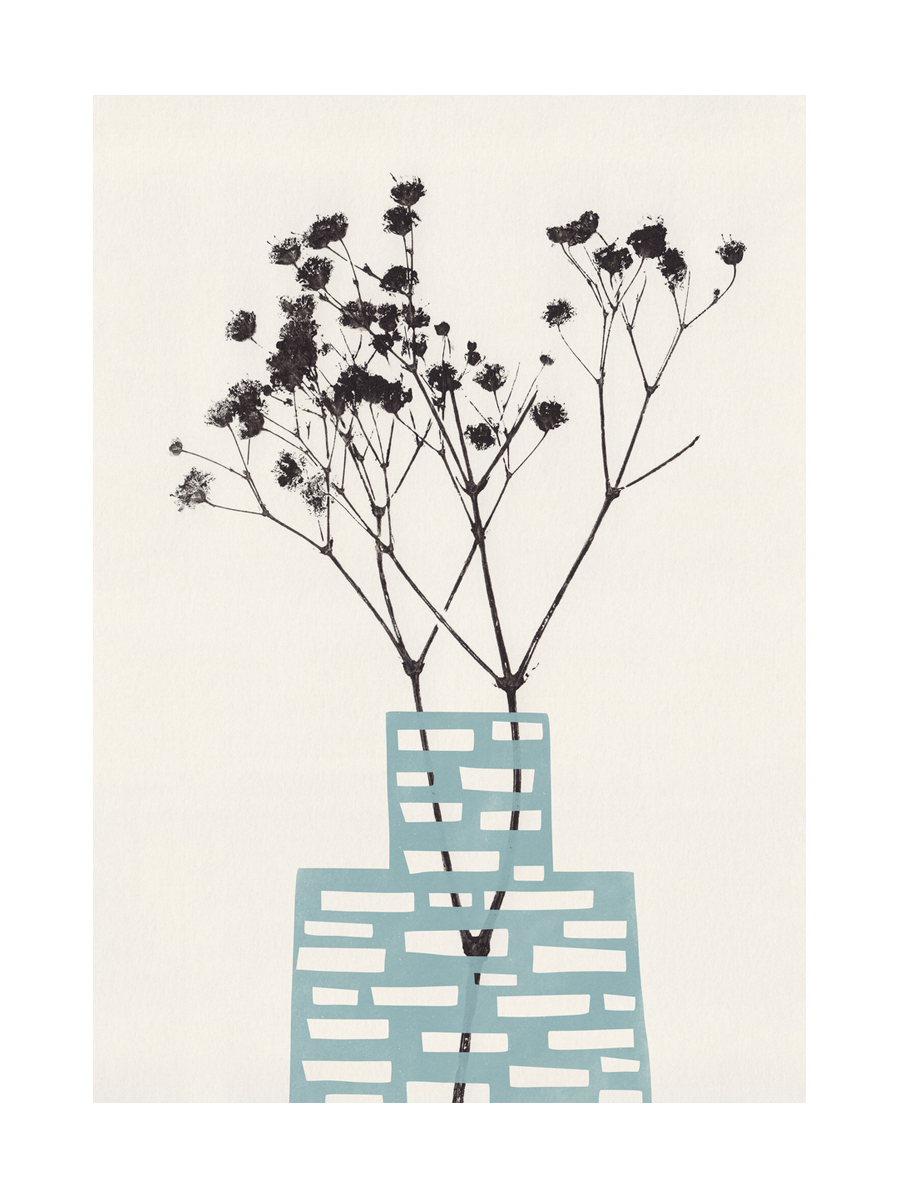 Grafische Illustration einer getrockneten Blume in einer hellblauen Vase vor einem hellbeigen Hintergrund.