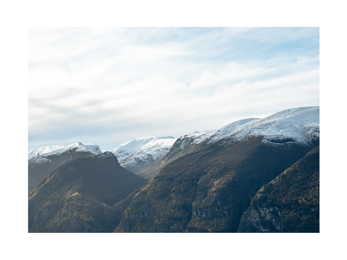 Fotografie von schneebedeckten Bergen unter einem blauen Himmel.
