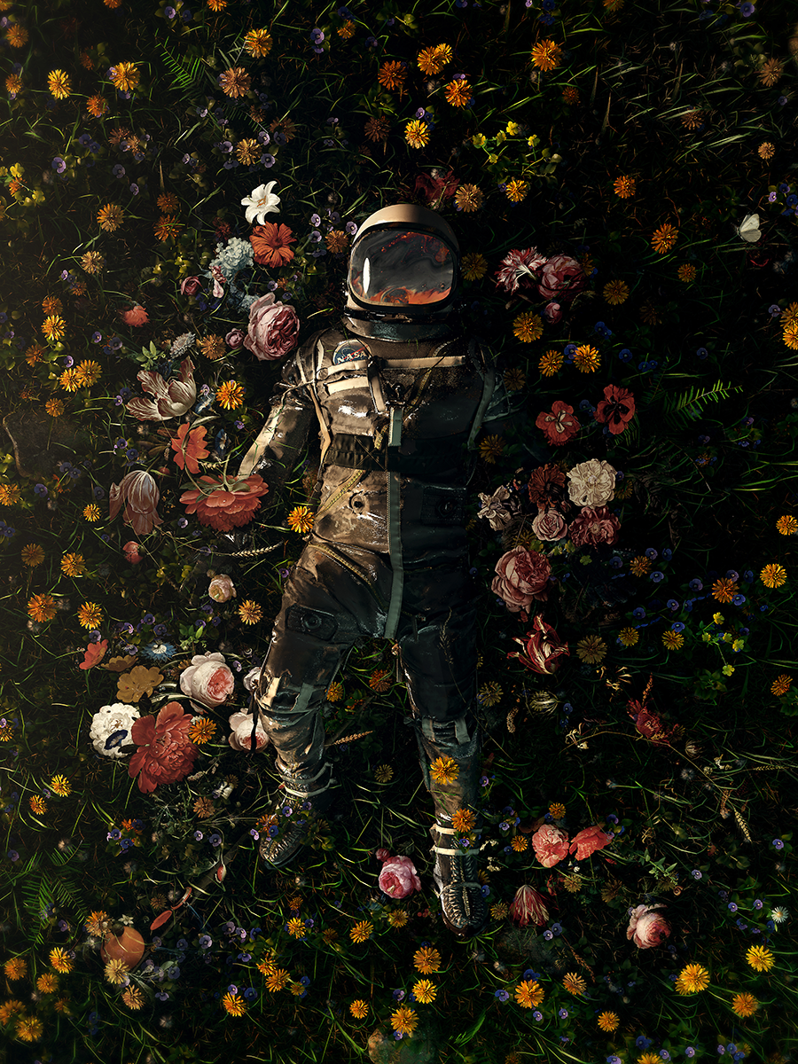 Ein Astronaut liegt auf einer Wiese voller bunter Blumen.