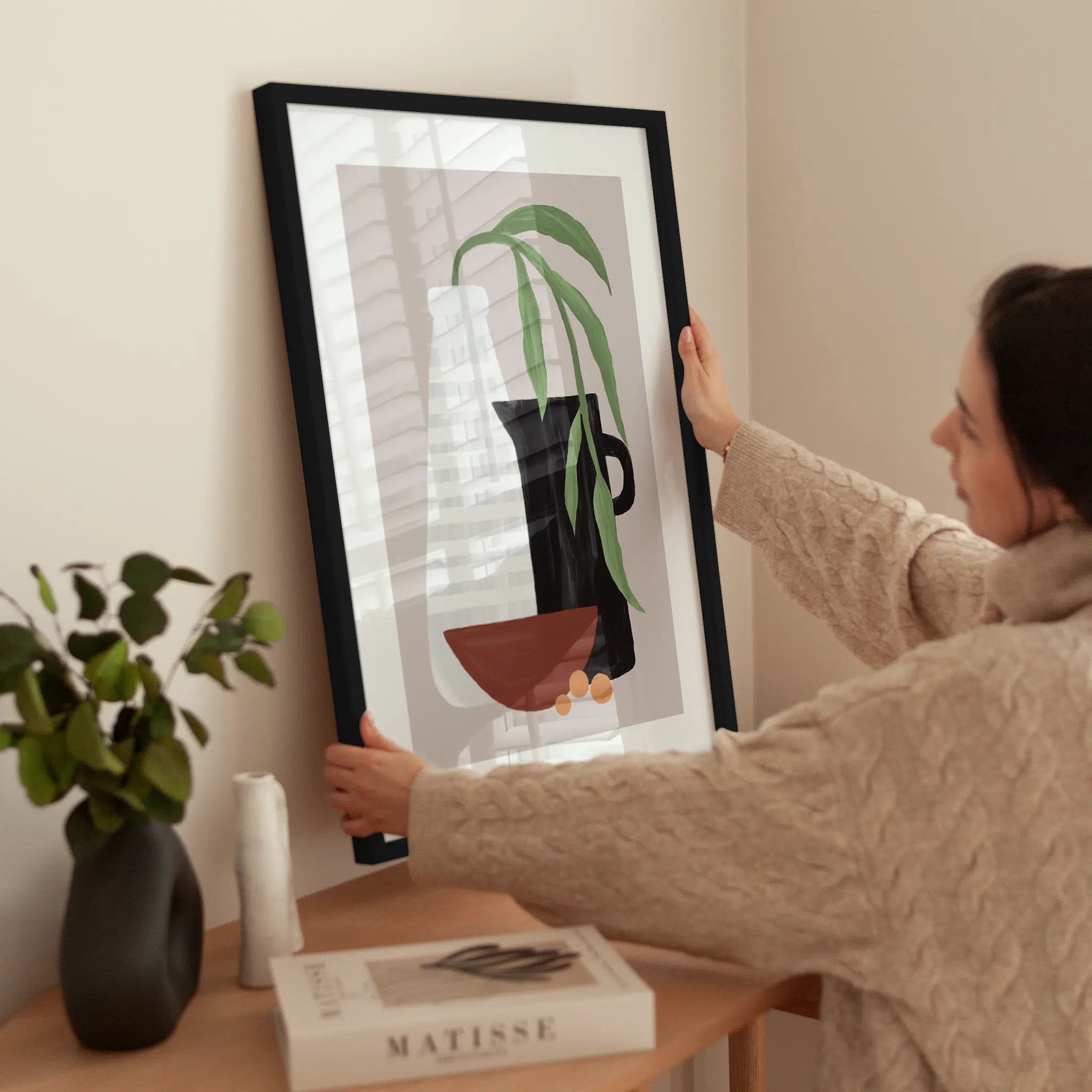 Still Life With Green Plant wird aufgehängt