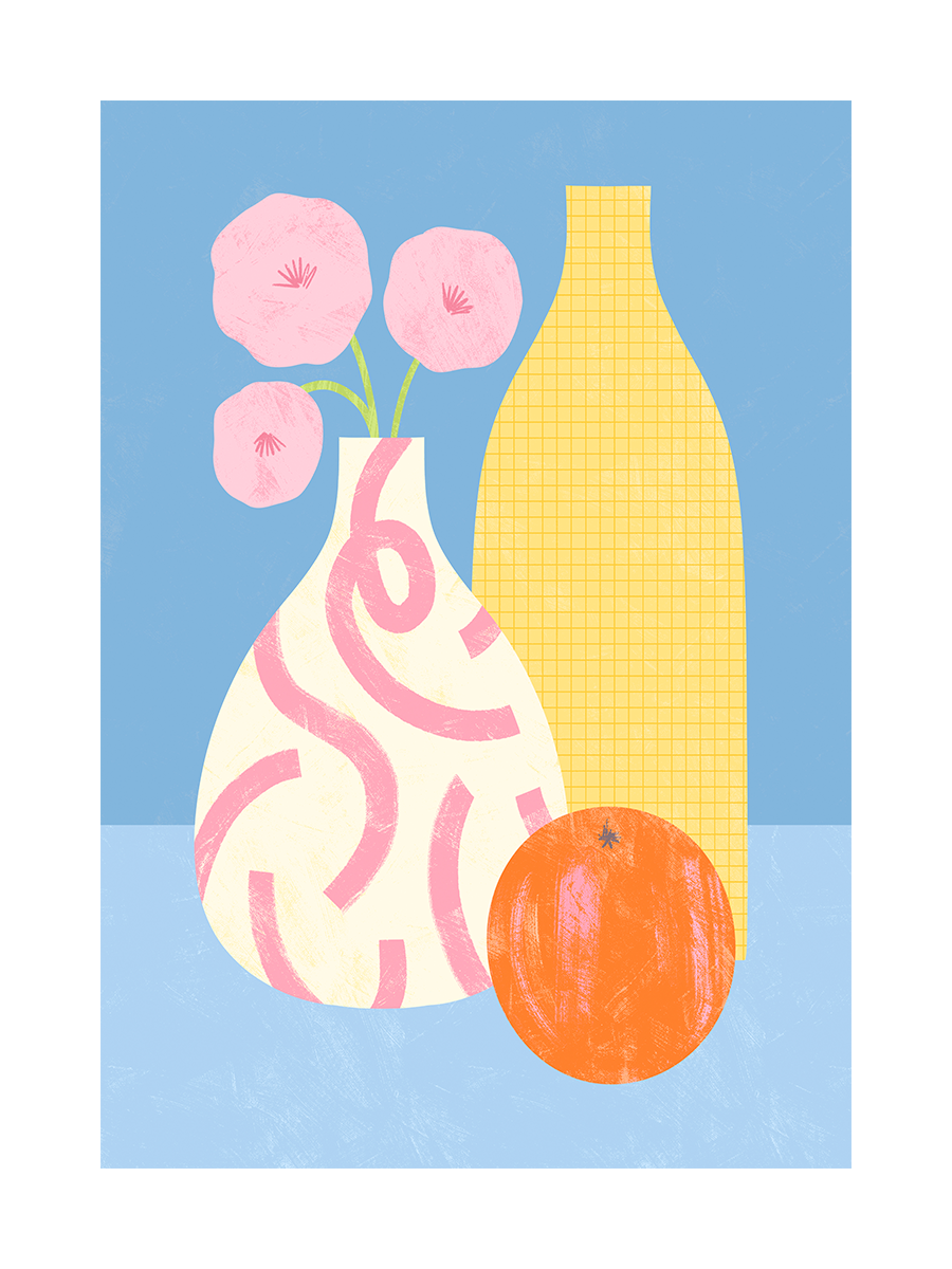 Stillleben mit Vase, Flasche und Orange auf blauem Tisch.