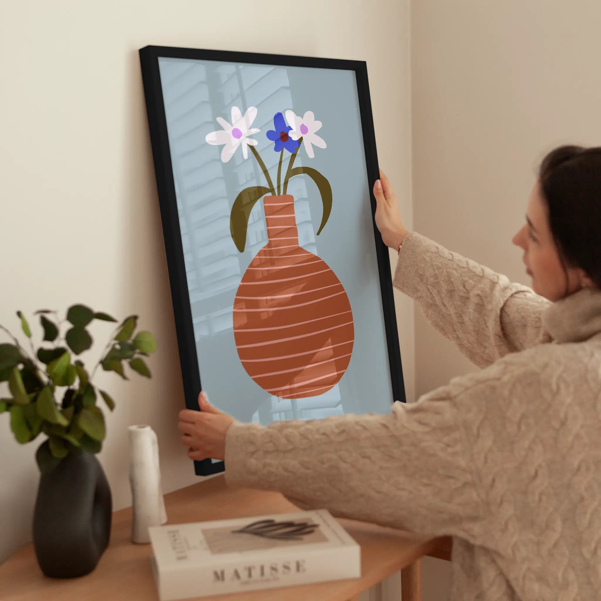 Striped Clay Vase wird aufgehängt