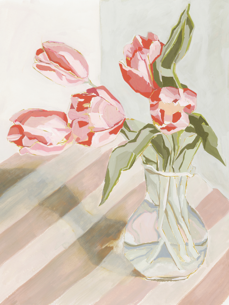 Rosa Tulpen in einer Glasvase auf einem gestreiften Tisch vor einfarbigem Hintergrund.