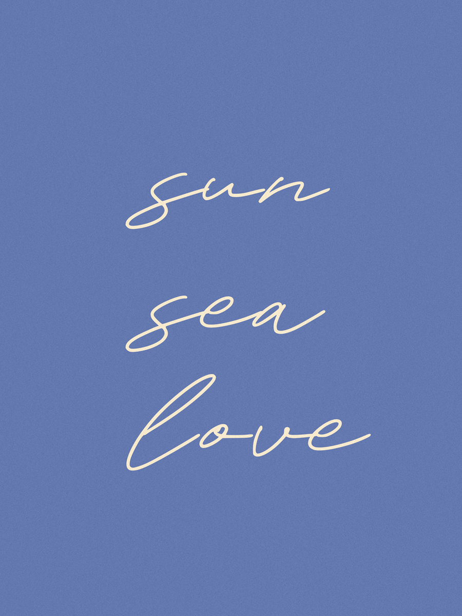 Typografieposter mit dem Text "sun sea love" in weißer Handschrift auf blauem Hintergrund.