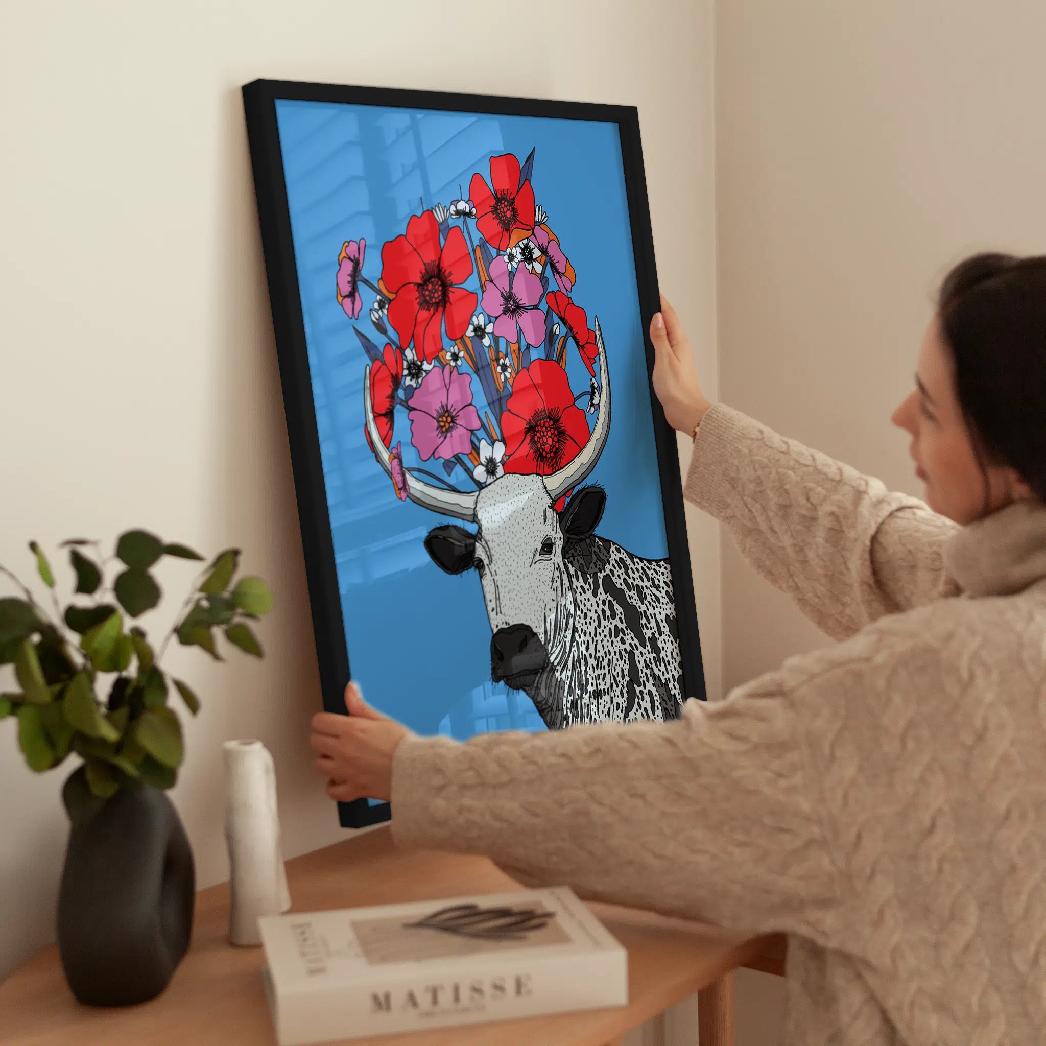 The Cow with Flowers wird aufgehängt