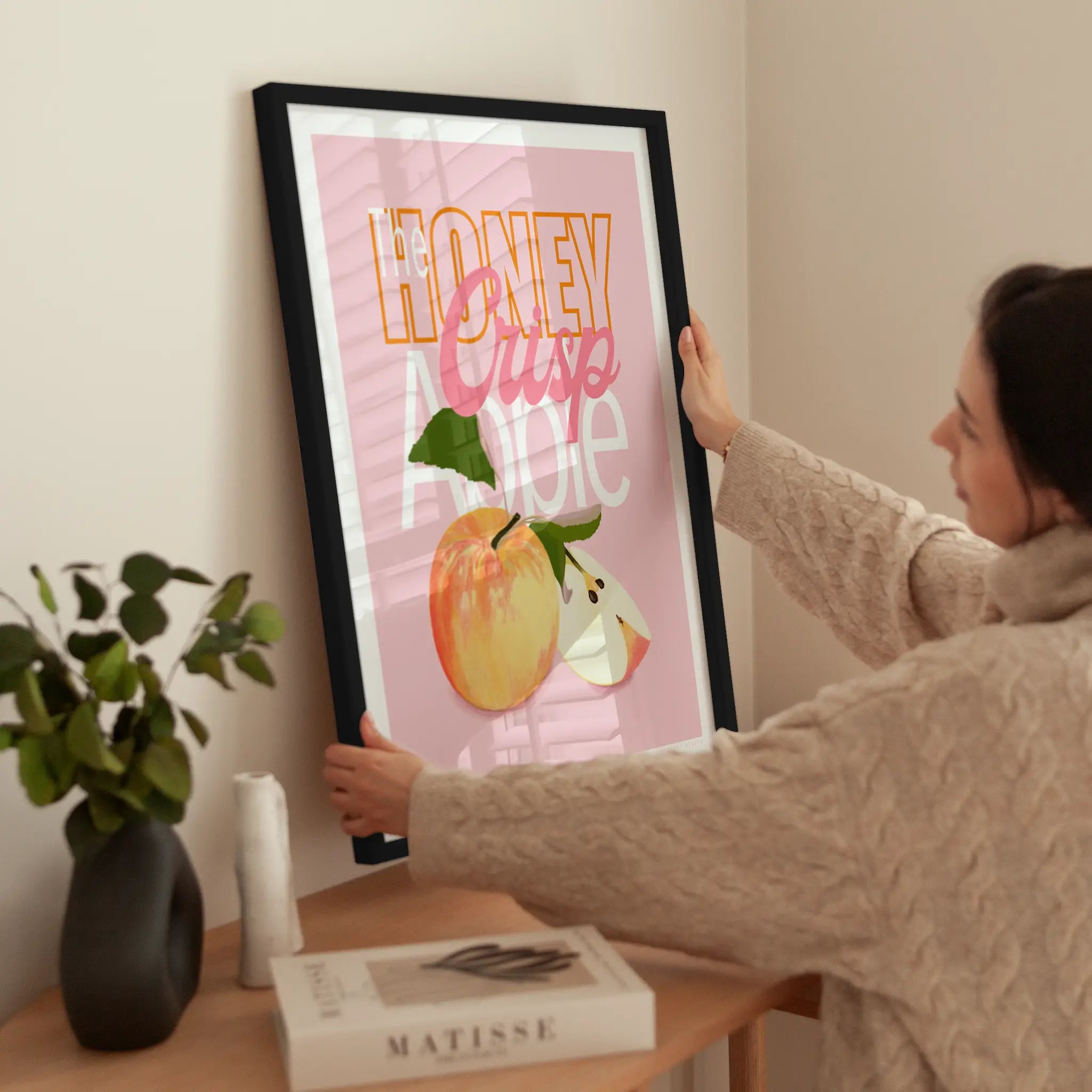 The Honey Crisp Apple wird aufgehängt