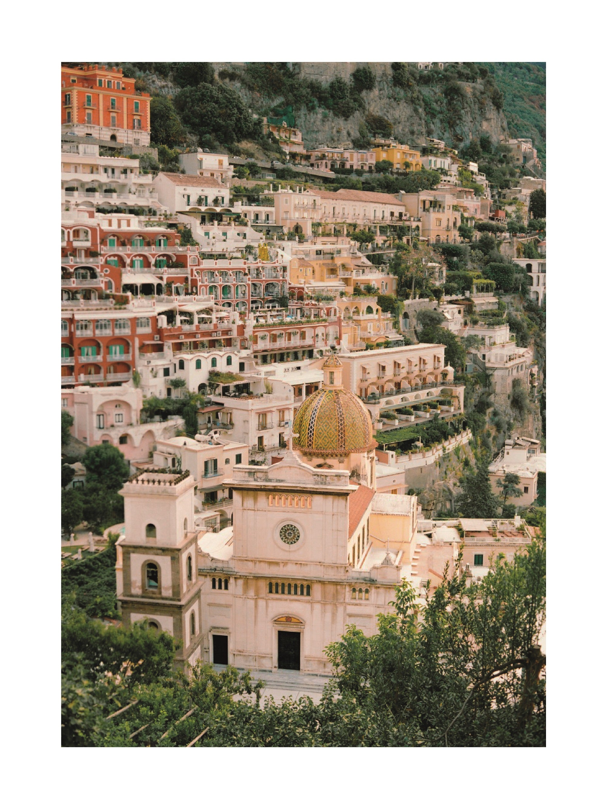 Fotografie von Positano mit bunten Häusern an der Amalfiküste.